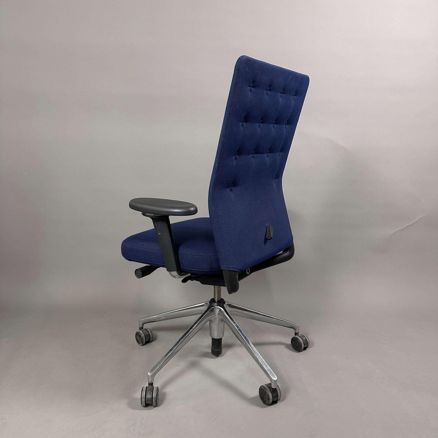 Vitra ID Trim Bürostuhl mit dunkelblauem Stoffbezug und chromfarbenem Fußkreuz, höhenverstellbar mit verstellbarer Sitzneigung und Armlehnenhöhe
