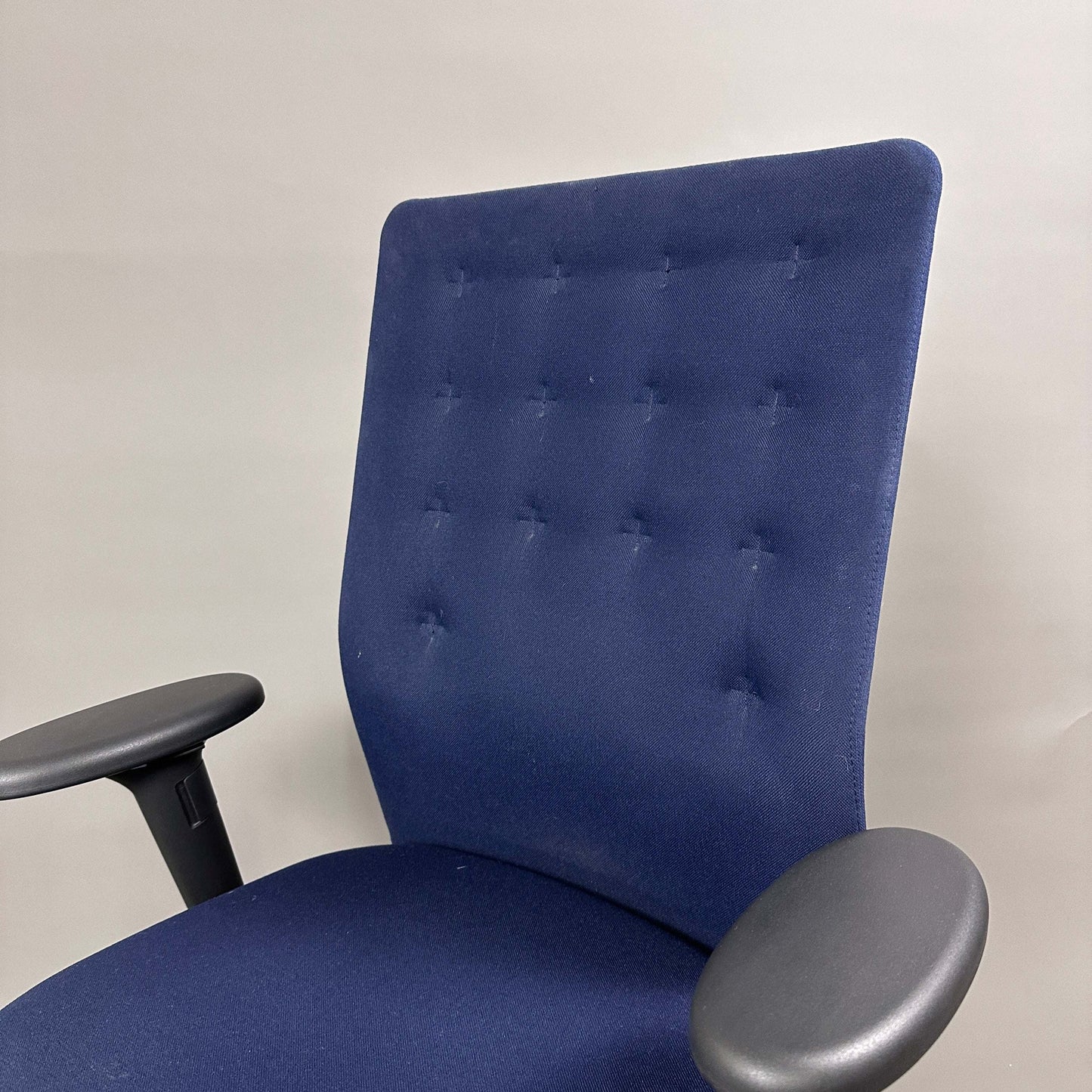 Vitra ID Trim Bürostuhl dunkelblau mit chrom Fußkreuz und verstellbaren Armlehnen