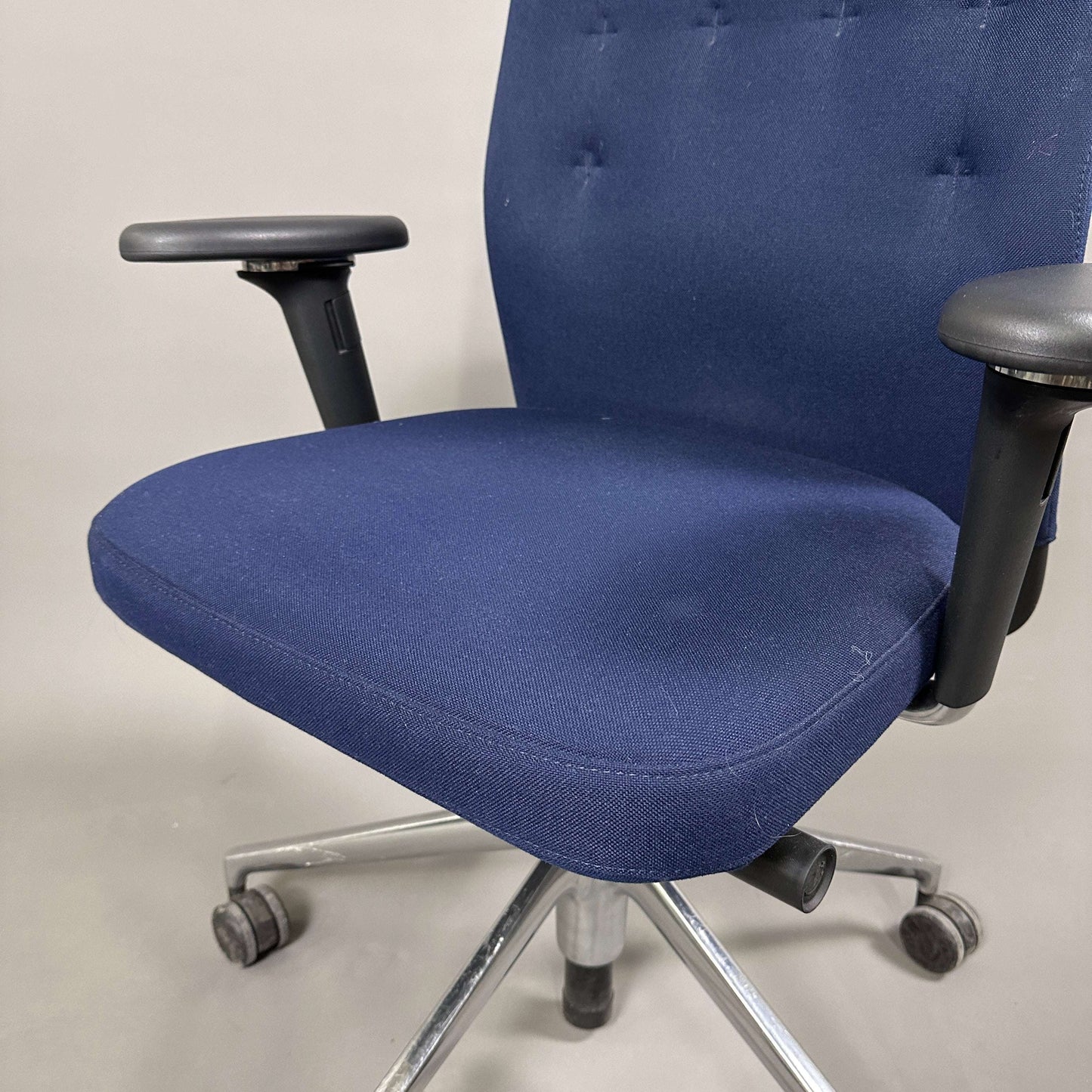 Vitra ID Trim Bürostuhl dunkelblau mit chromfarbenem Fußkreuz und verstellbaren Armlehnen