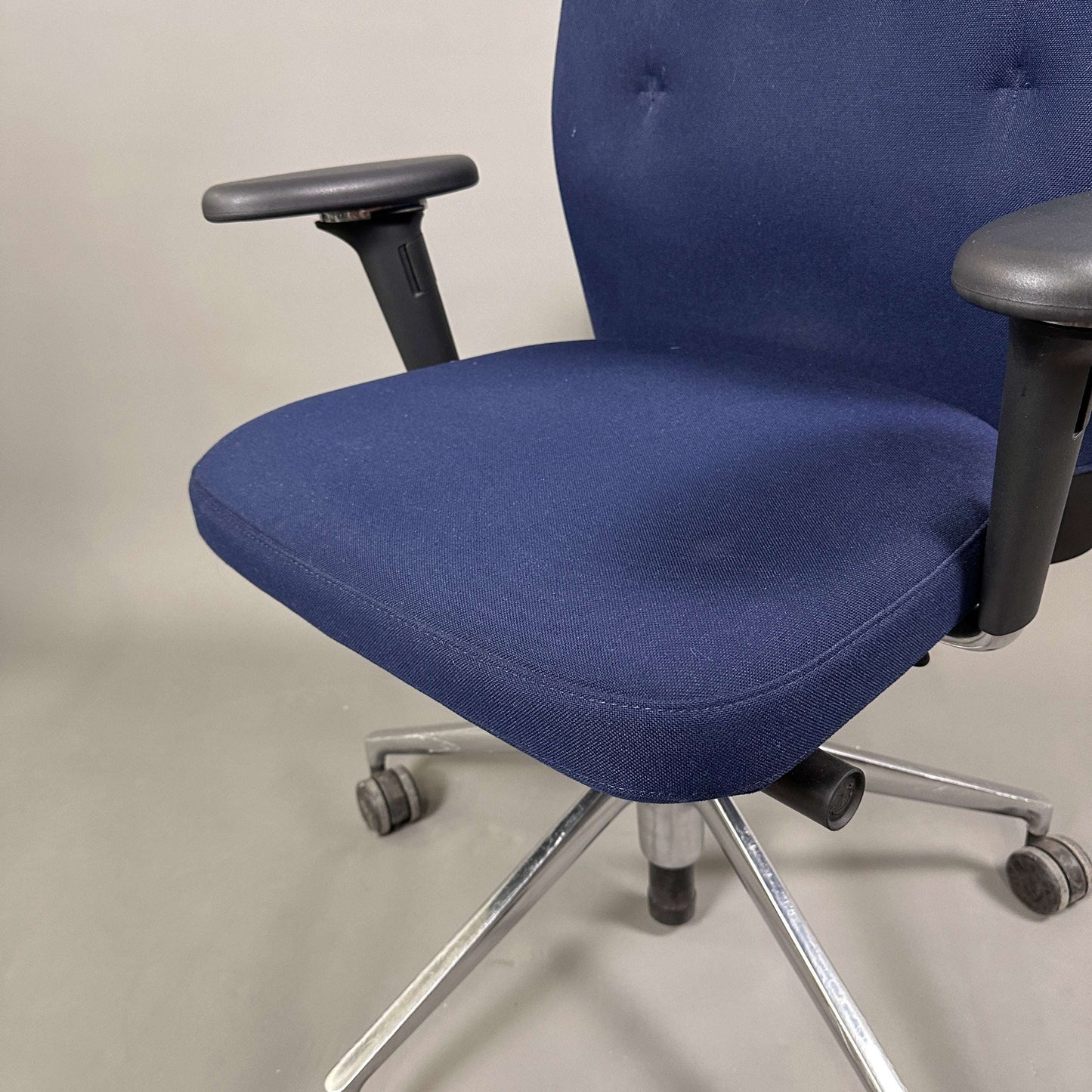 Vitra ID Trim Bürostuhl dunkelblau mit chromfarbenem Fußkreuz und verstellbaren Armlehnen