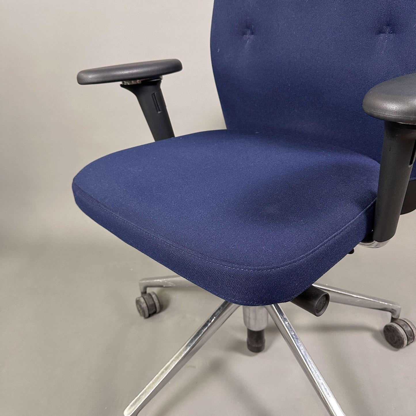 Vitra ID Trim Bürostuhl dunkelblau mit chromfarbenem Fußkreuz und verstellbaren Armlehnen