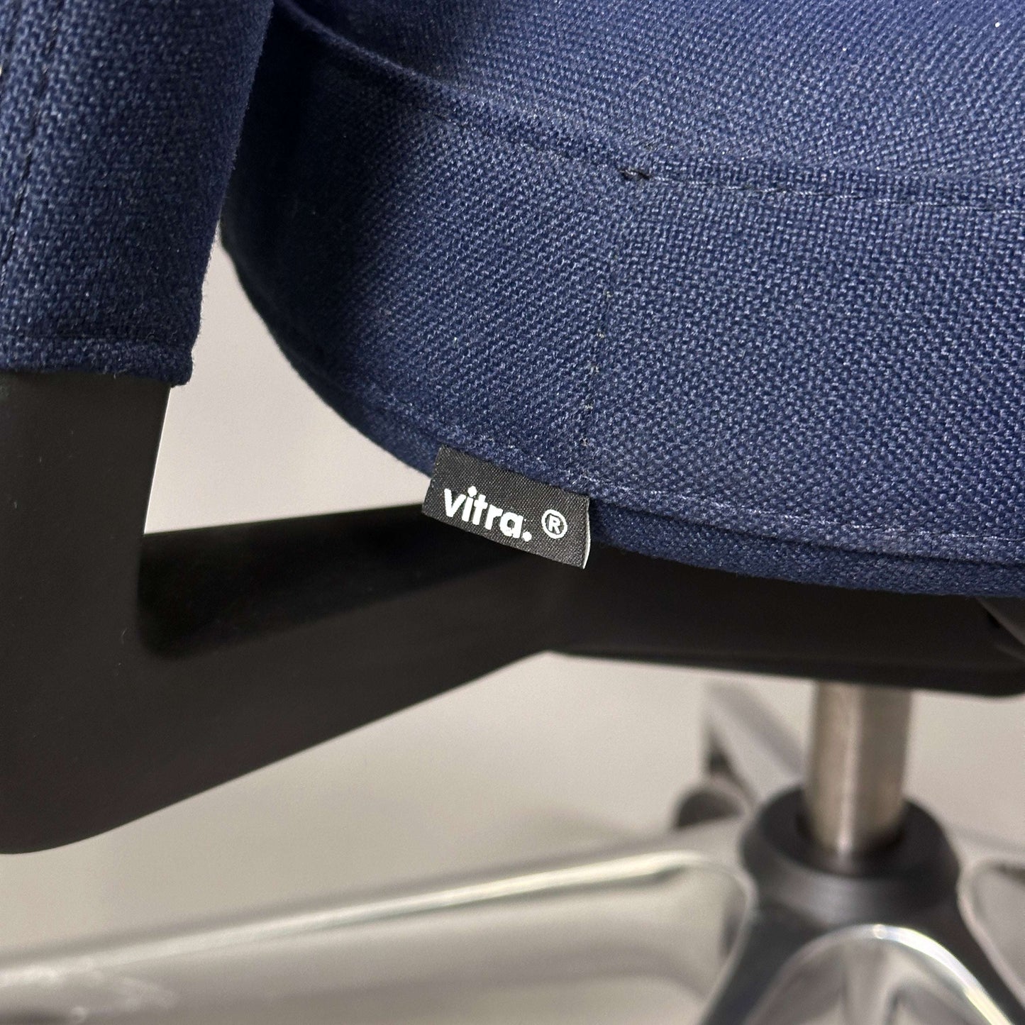 Vitra ID Trim Bürostuhl dunkelblau mit Chrom-Fußkreuz und verstellbaren Armlehnen
