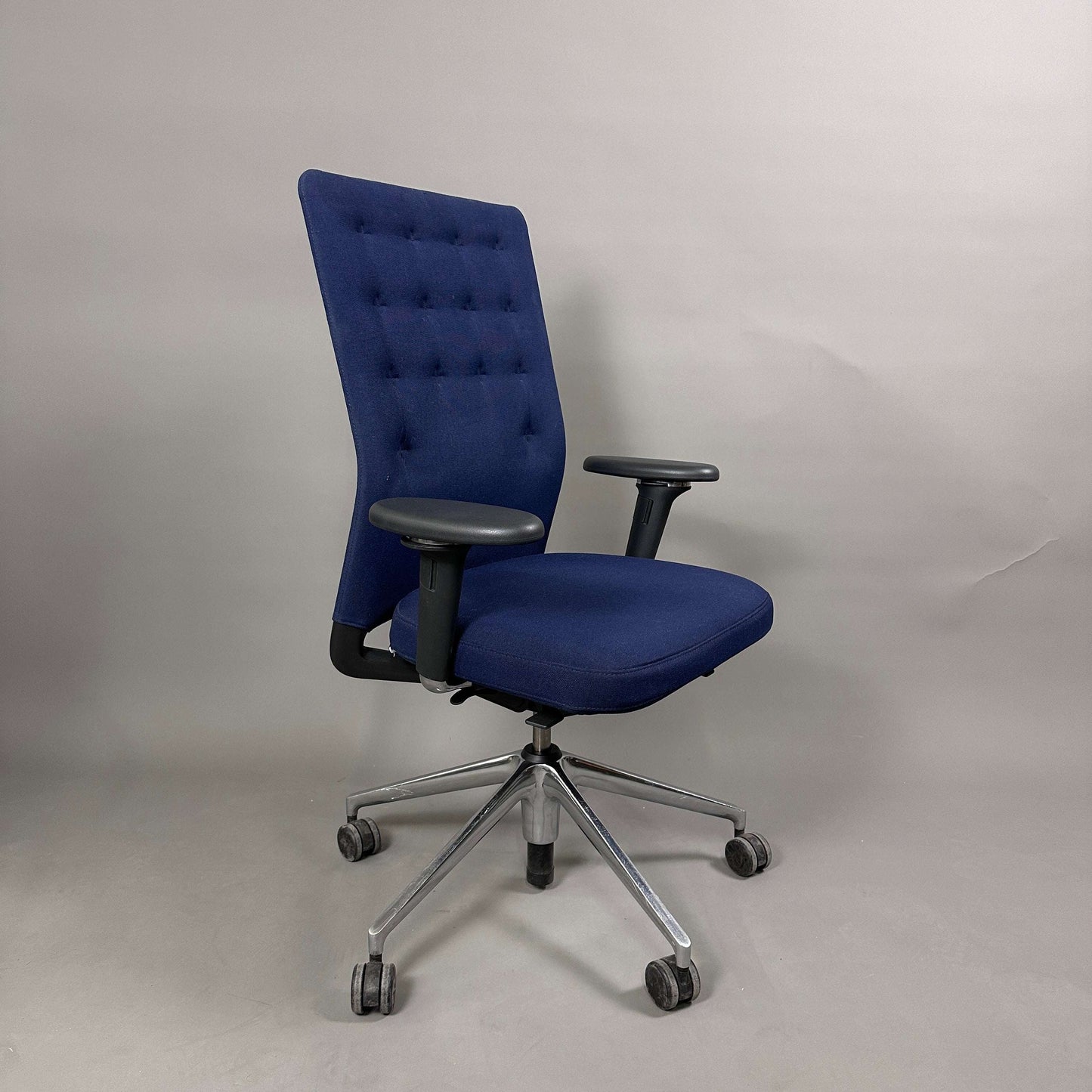 Vitra ID Trim Bürostuhl dunkelblau mit chrom Fußkreuz höhenverstellbar und verstellbare Armlehnen