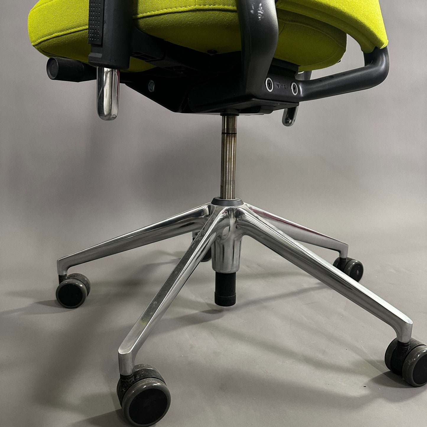 Vitra ID Trim Bürostuhl mit grünem Stoffbezug und chromfarbenem Fußkreuz, höhenverstellbar und mit arretierbarer Rückenlehne