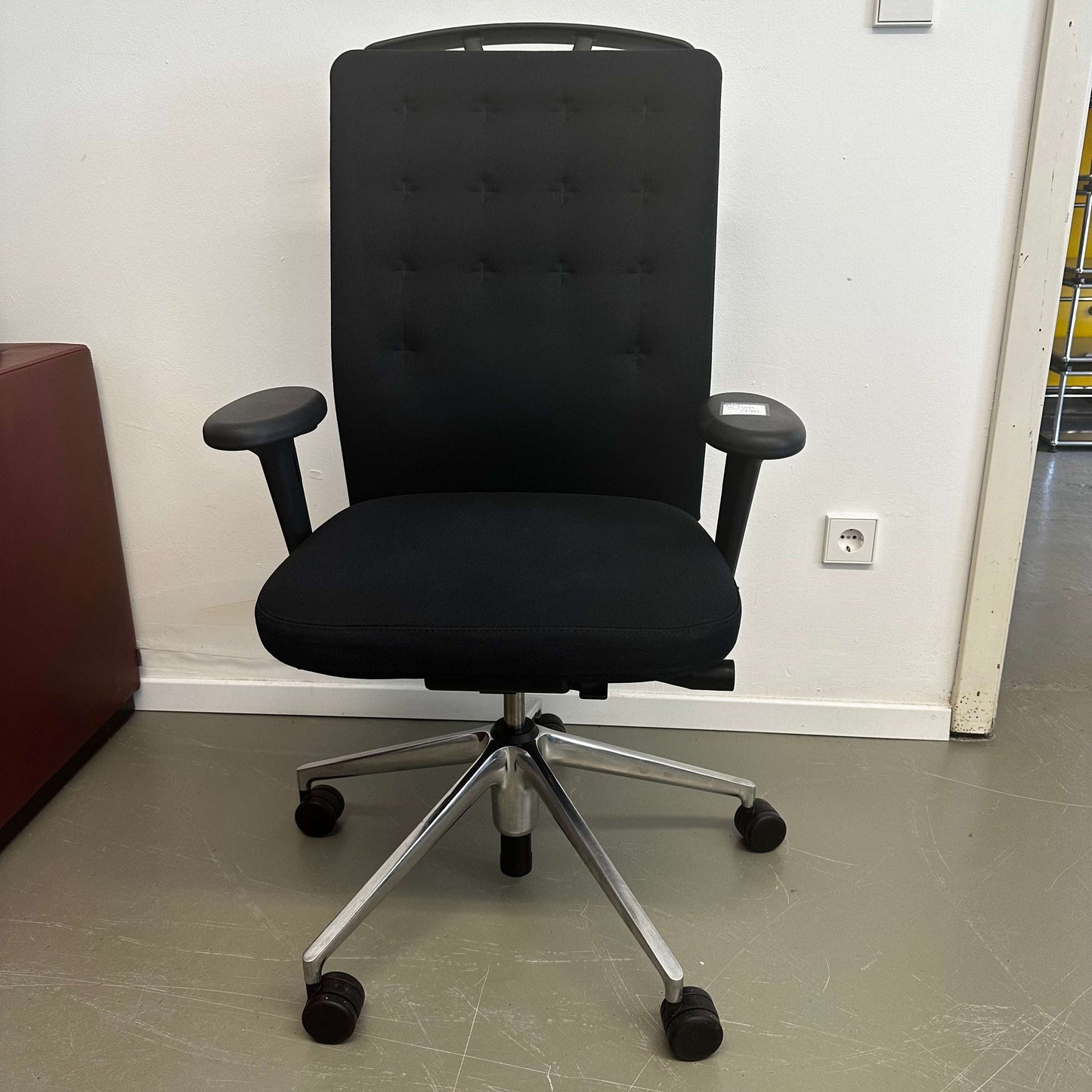 Vitra ID Trim ergonomic black office chair with adjustable armrests and lumbar support