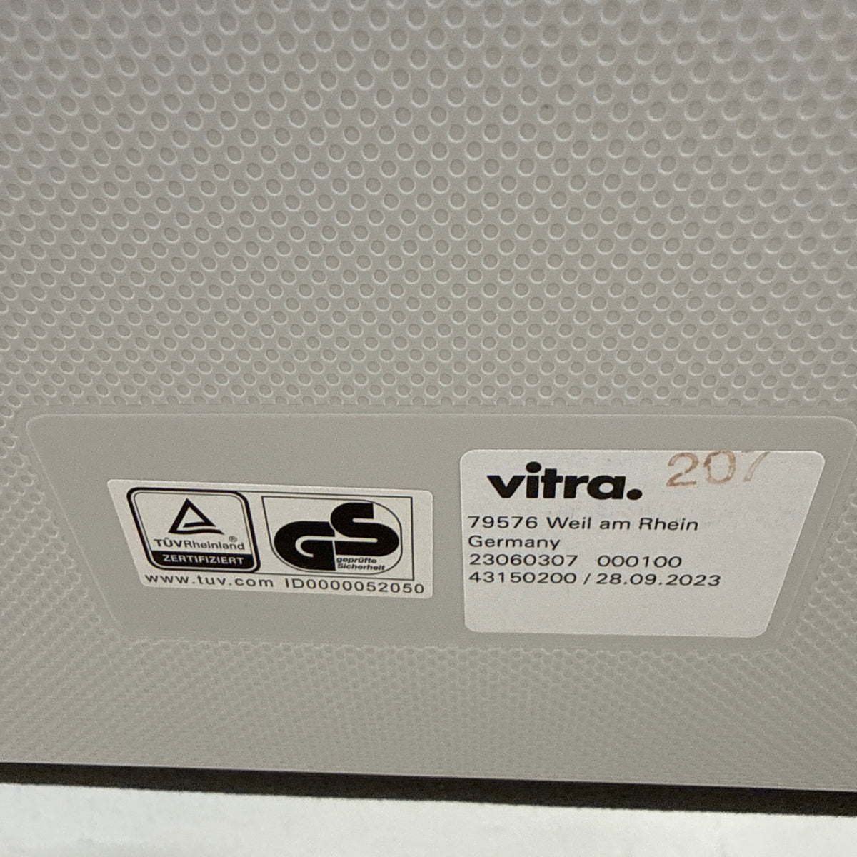 Vitra ID Visitor Soft Produktetikett mit TÜV- und GS-Zertifizierung sowie Herstellungsdatum vom 28.09.2023.