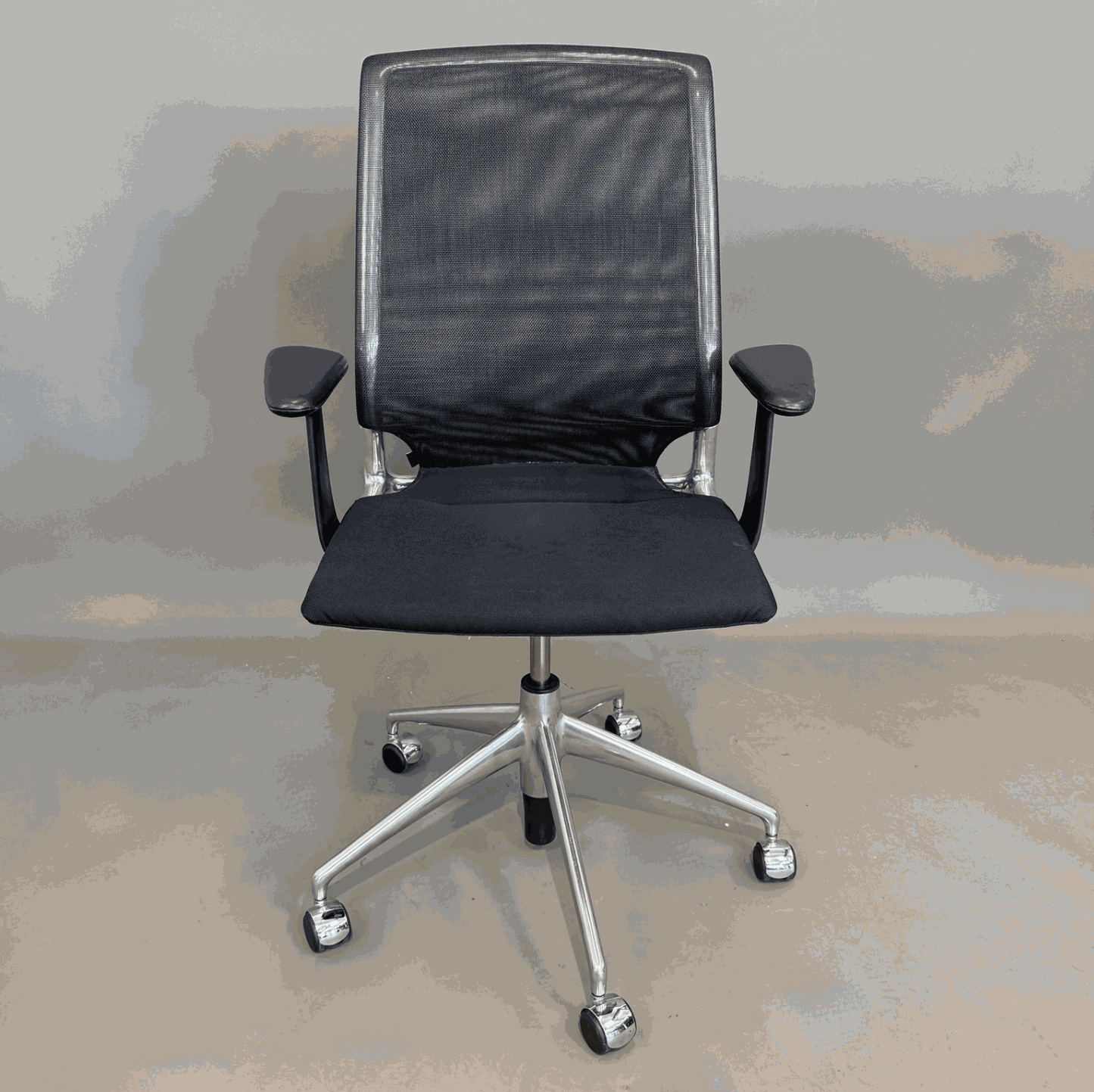 Vitra Meda Chair schwarzer Netzrücken und Stoffsitz mit verstellbarer Sitzhöhe und arretierbarer Rückenlehne