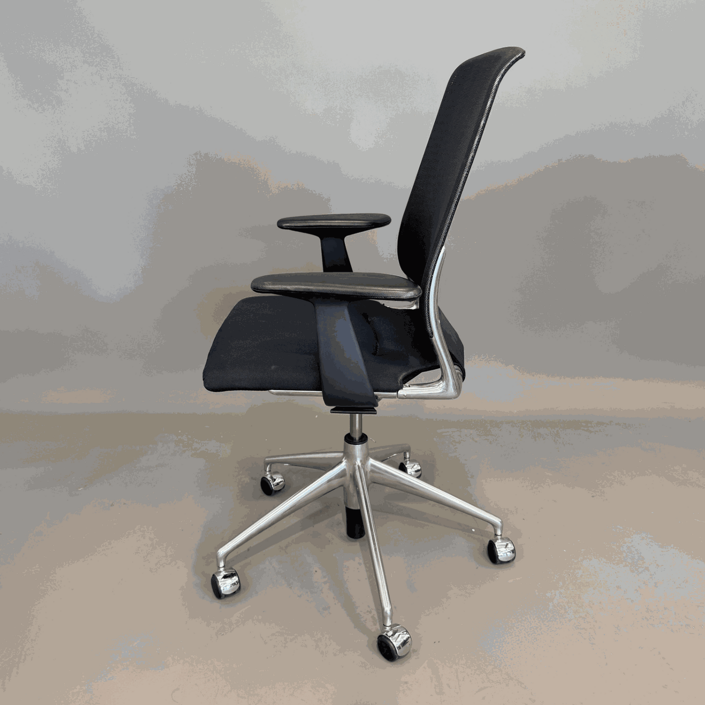 Vitra Meda Chair schwarzer Stoffsitz und Netzrückenlehne, höhenverstellbarer Bürostuhl mit Armlehnen und Rollen