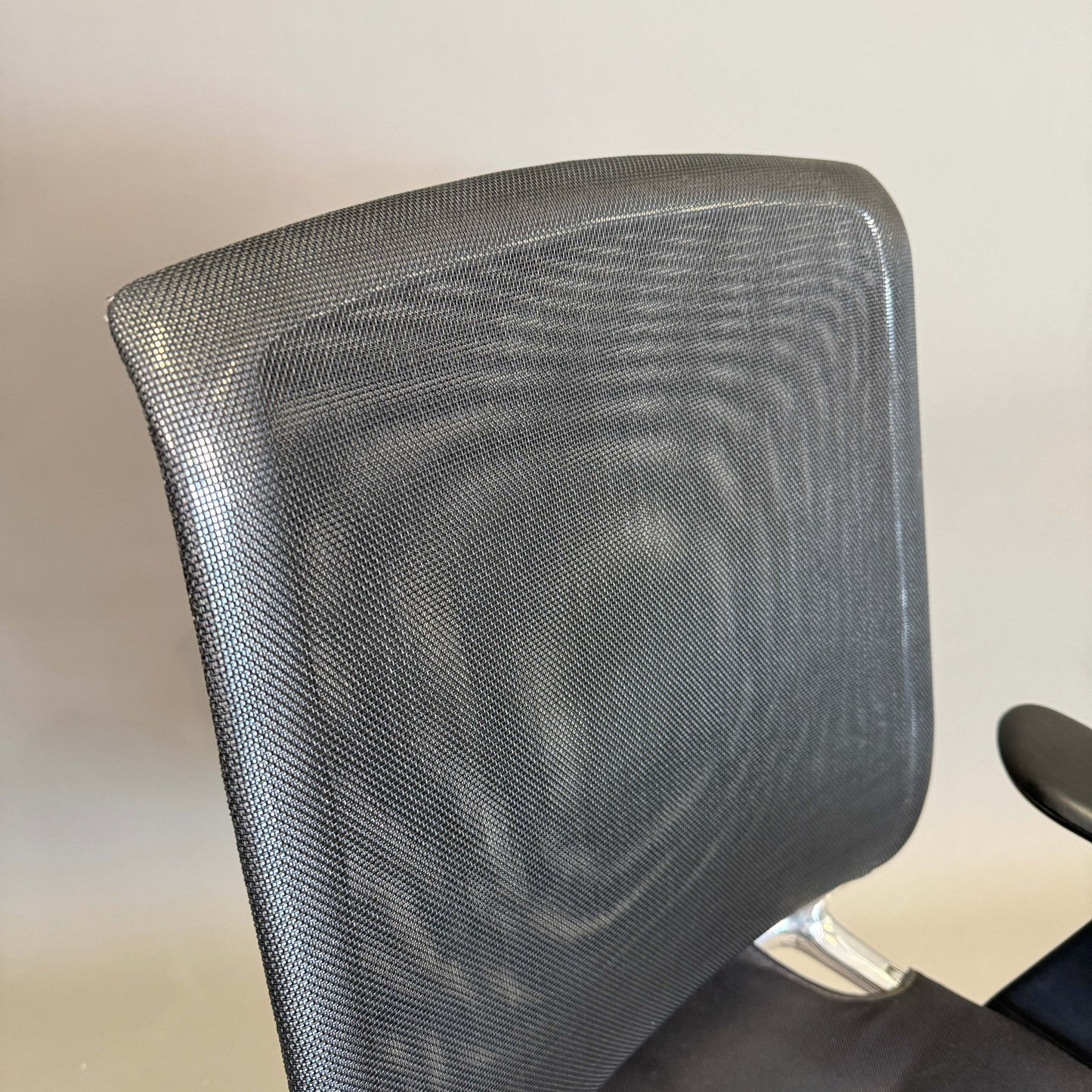 Vitra Meda Chair mit schwarzer Netzrückenlehne und stufenlos verstellbarer Sitzhöhe