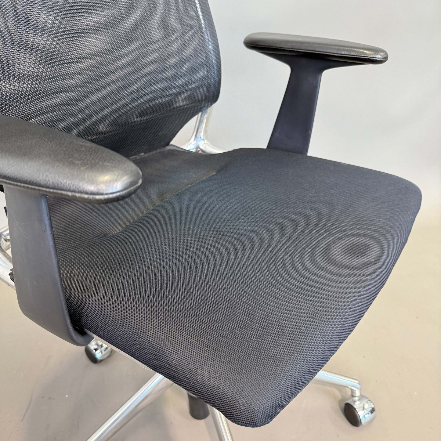 Vitra Meda Chair in Schwarz mit Netzrückenlehne und verstellbarer Sitzhöhe