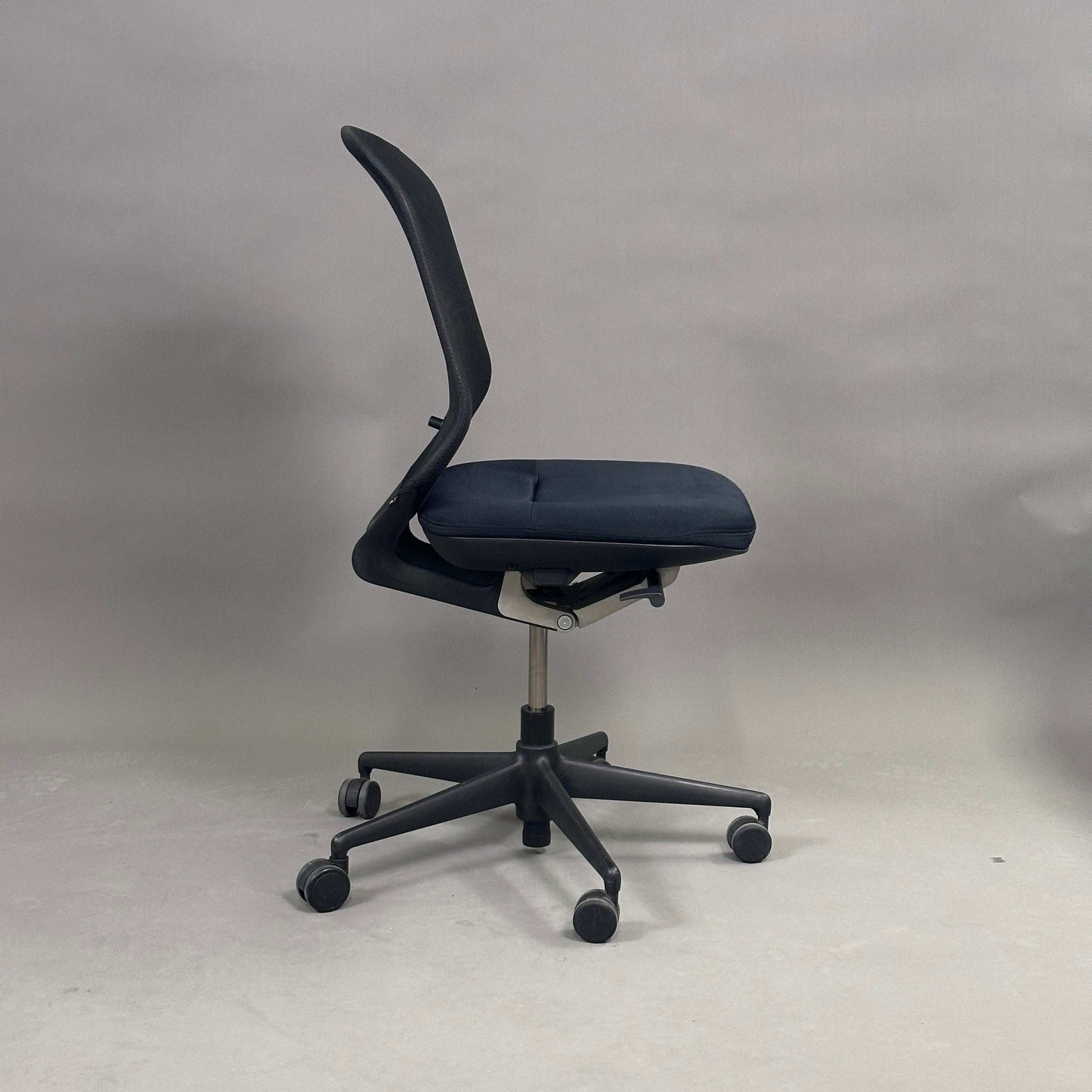 Vitra Meda Pro ergonomischer Bürostuhl ohne Armlehnen mit atmungsaktiver Netzrückenlehne und Sitzhöhenverstellung in Schwarz
