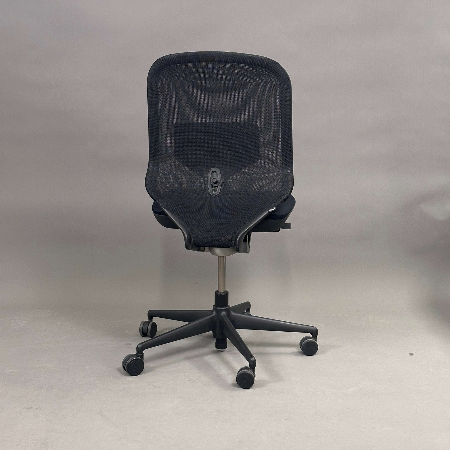 Schwarzer Vitra Meda Pro Bürostuhl ohne Armlehnen mit Netzrückenlehne und Lordosenstütze, höhenverstellbar