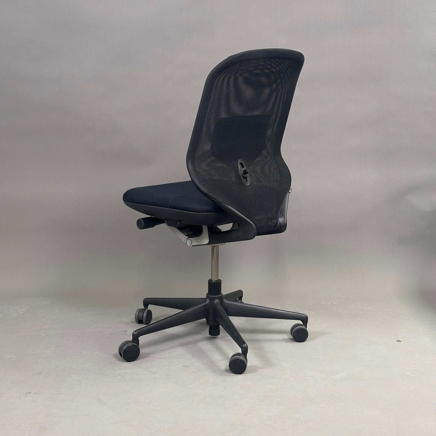 Vitra Meda Pro Bürostuhl ohne Armlehnen mit atmungsaktiver Netzrückenlehne und ergonomischer Lordosenstütze in Schwarz