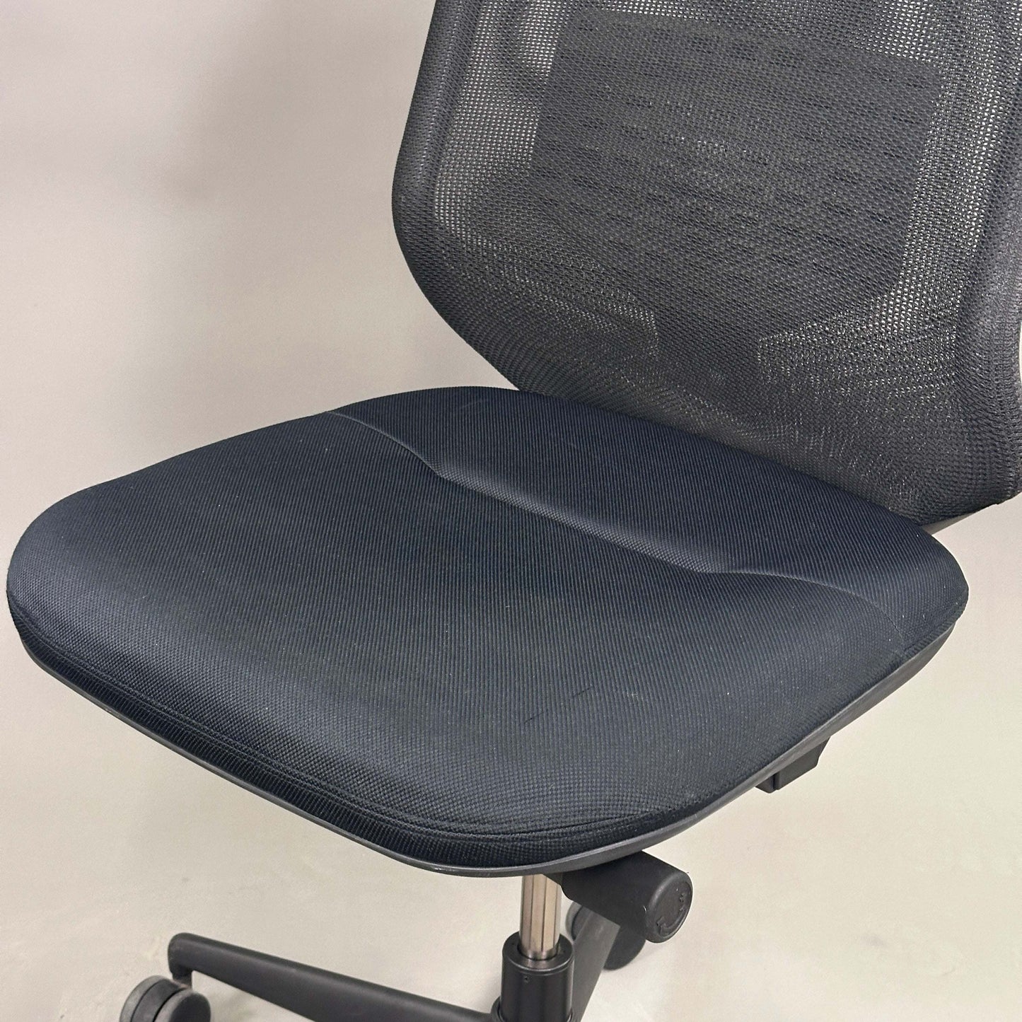 Schwarzer Vitra Meda Pro Bürostuhl ohne Armlehnen mit atmungsaktivem Netzrücken und Sitzhöhenverstellung