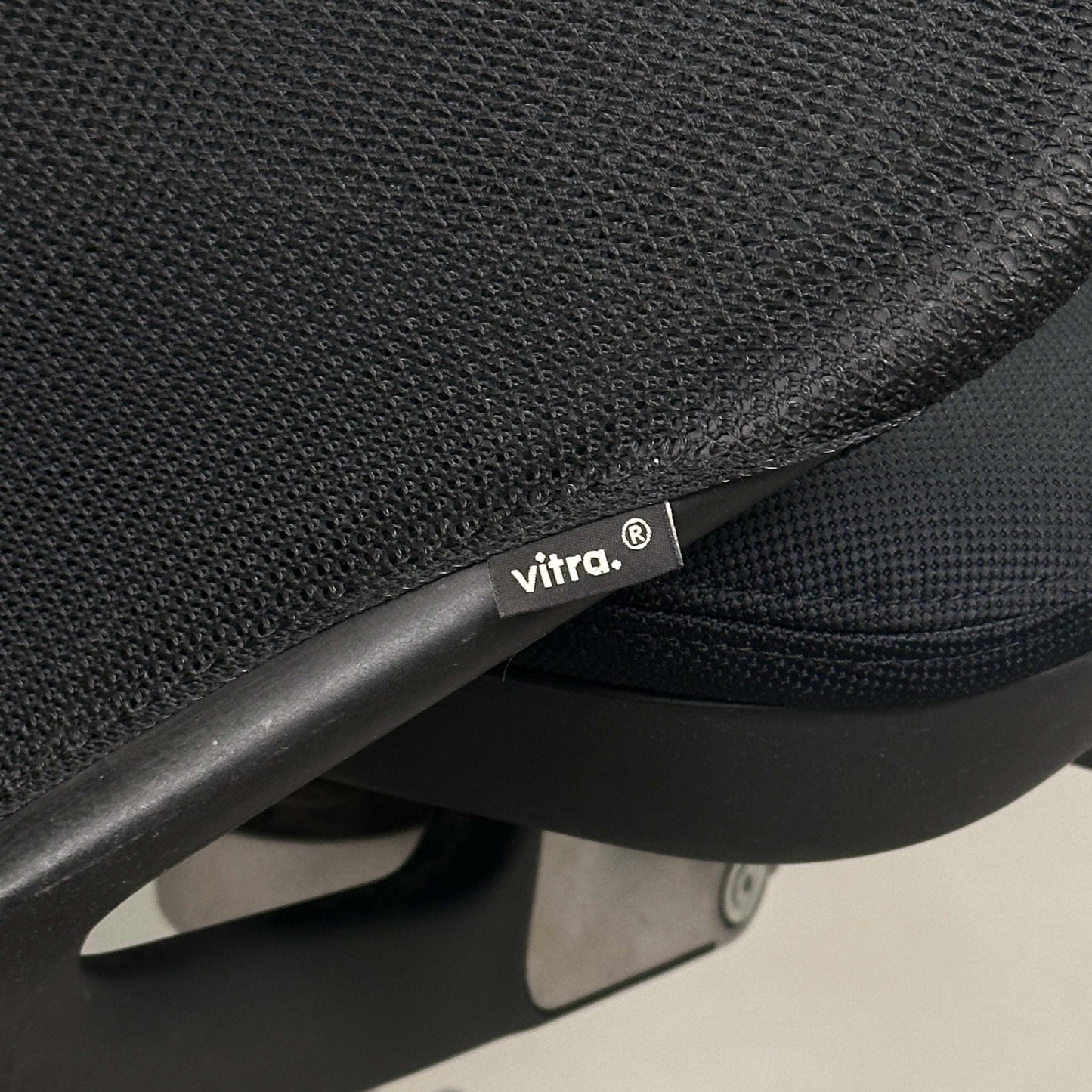 Schwarzer Vitra Meda Pro Bürostuhl ohne Armlehnen mit atmungsaktiver Netzrückenlehne und ergonomischer Lordosenstütze