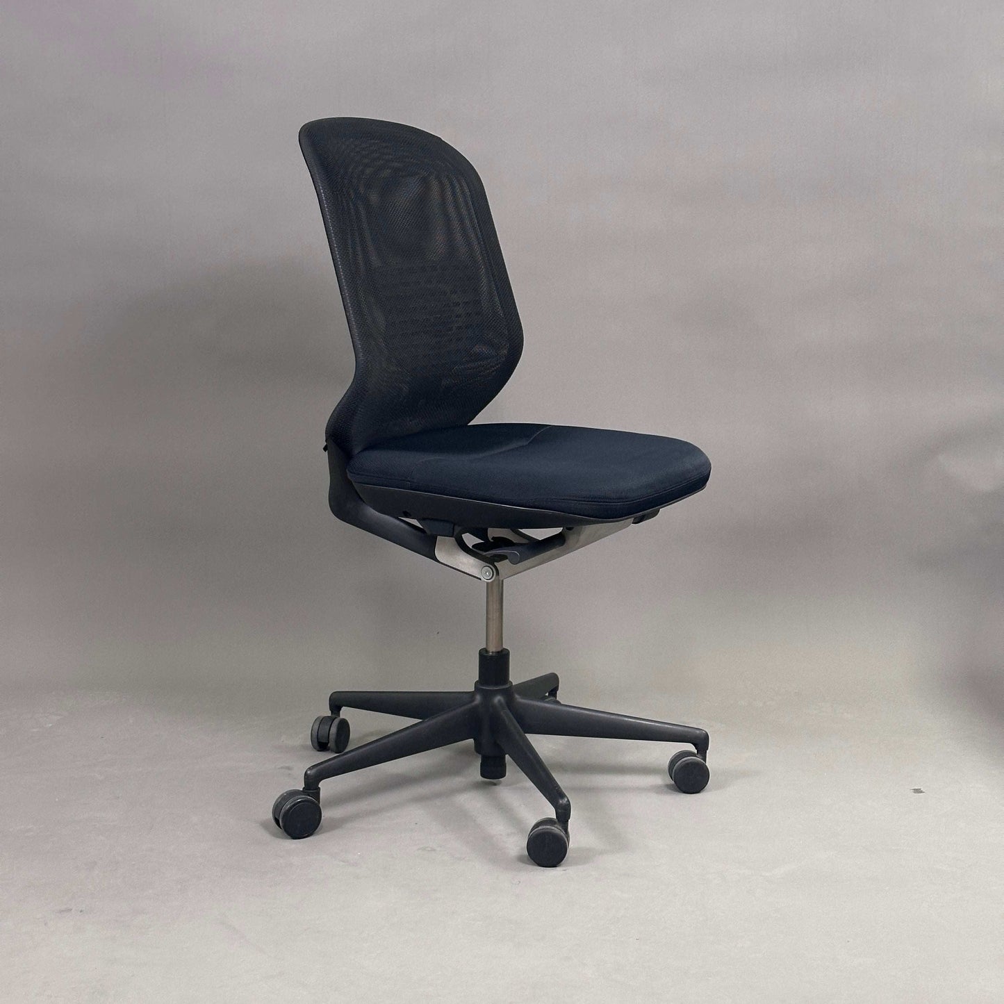 Schwarzer Vitra Meda Pro Bürostuhl ohne Armlehnen mit Netzrückenlehne auf Rollen