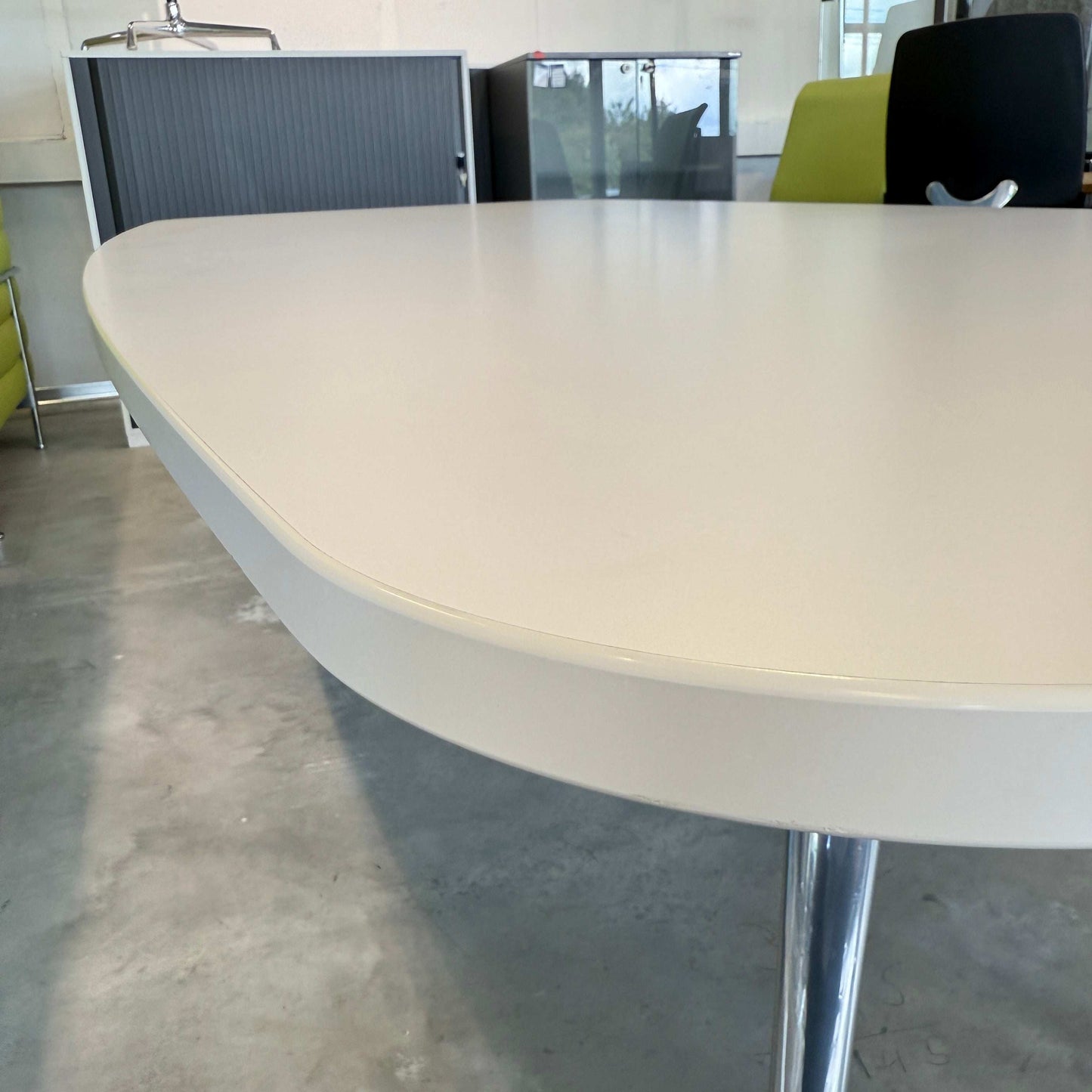 Vitra Medamorph Konferenztisch 260x120cm mit weißer Kunstharzoberfläche und Metallbeinen