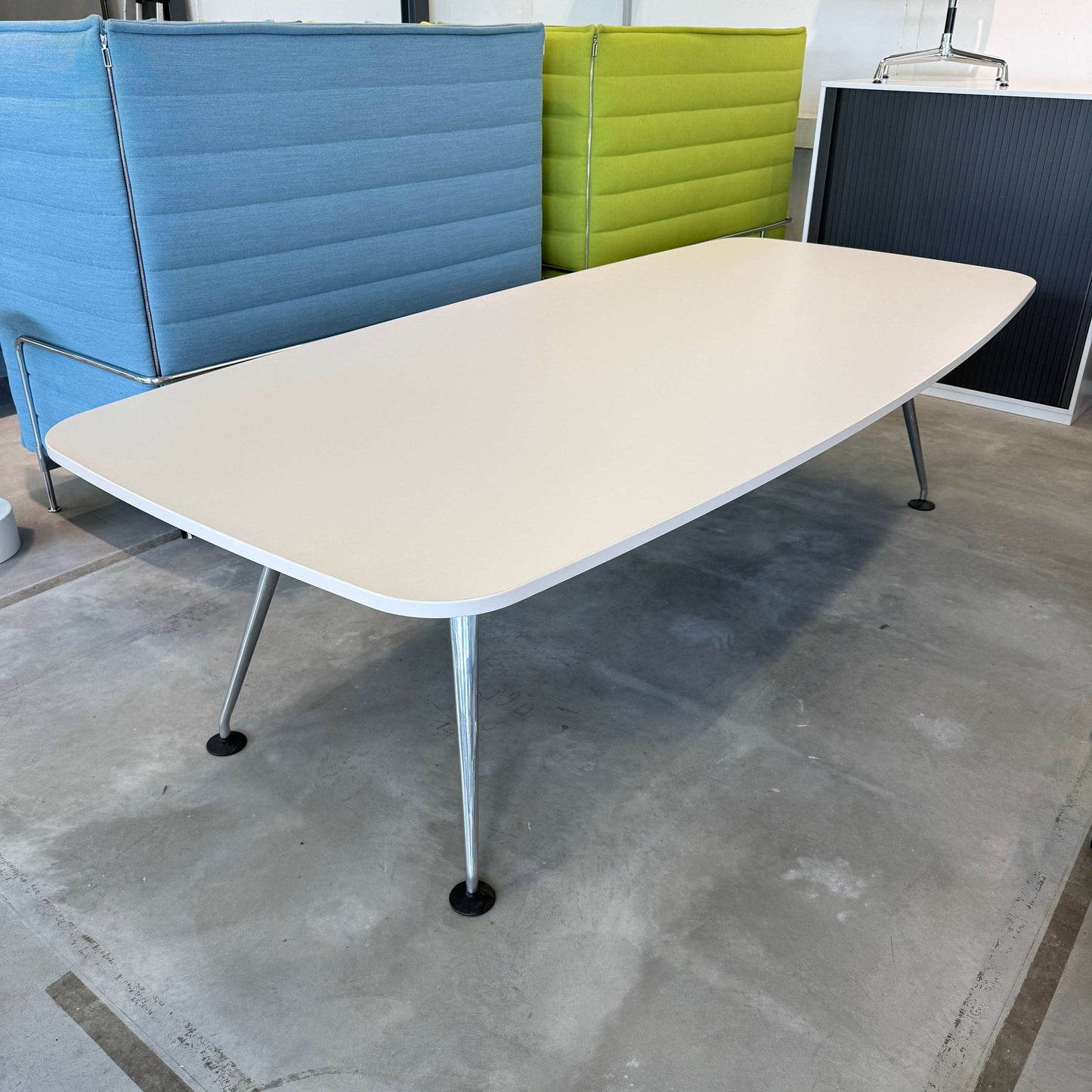 Moderner Vitra Medamorph Konferenztisch 260x120cm mit weißer Kunstharz-Oberfläche und schlanken Metallbeinen