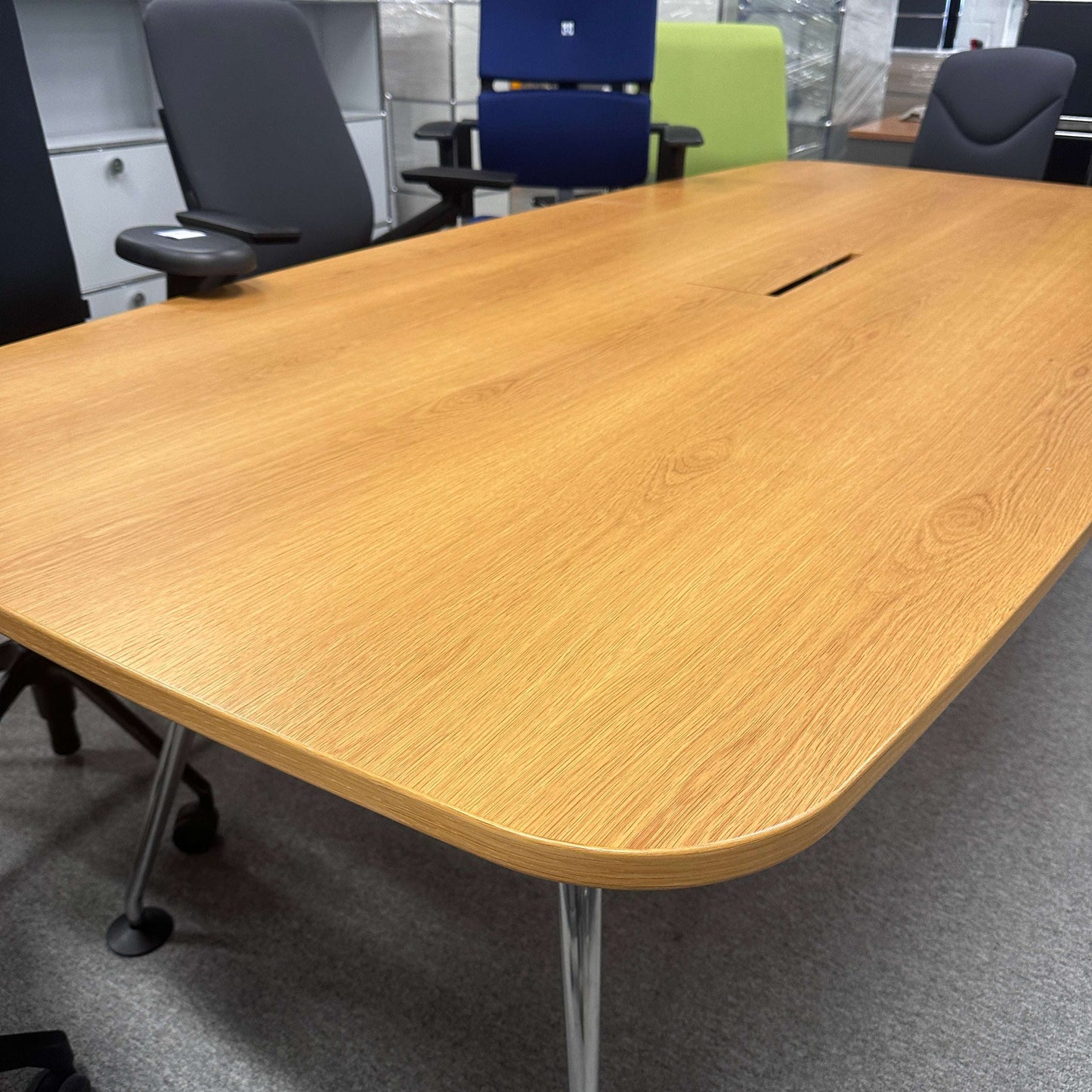 Vitra Medamorph Konferenztisch aus hellem Eichenholz, 260x120 cm, mit Softclose Klappe und integrierter Elektrifizierung.