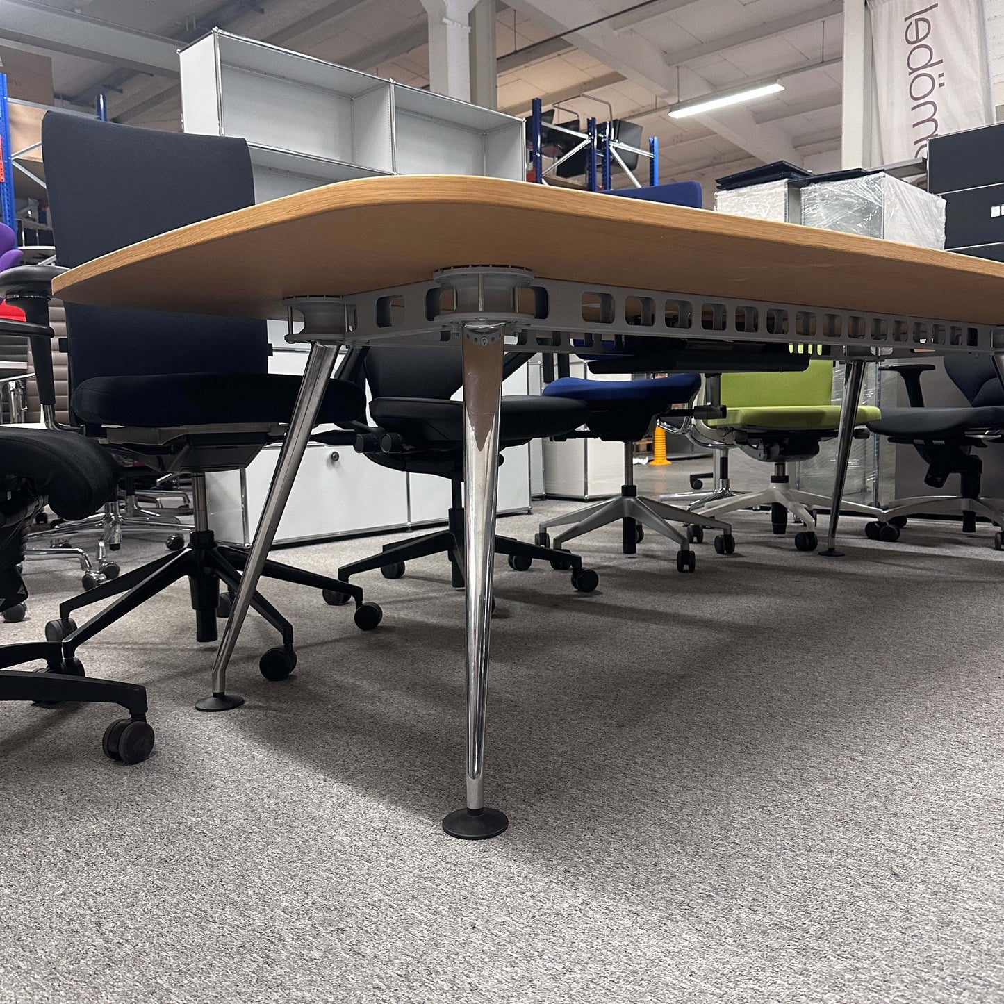 Vitra Medamorph Konferenztisch aus hellem Eichenholz 260x120 cm mit Softclose Klappe und Elektrifizierung