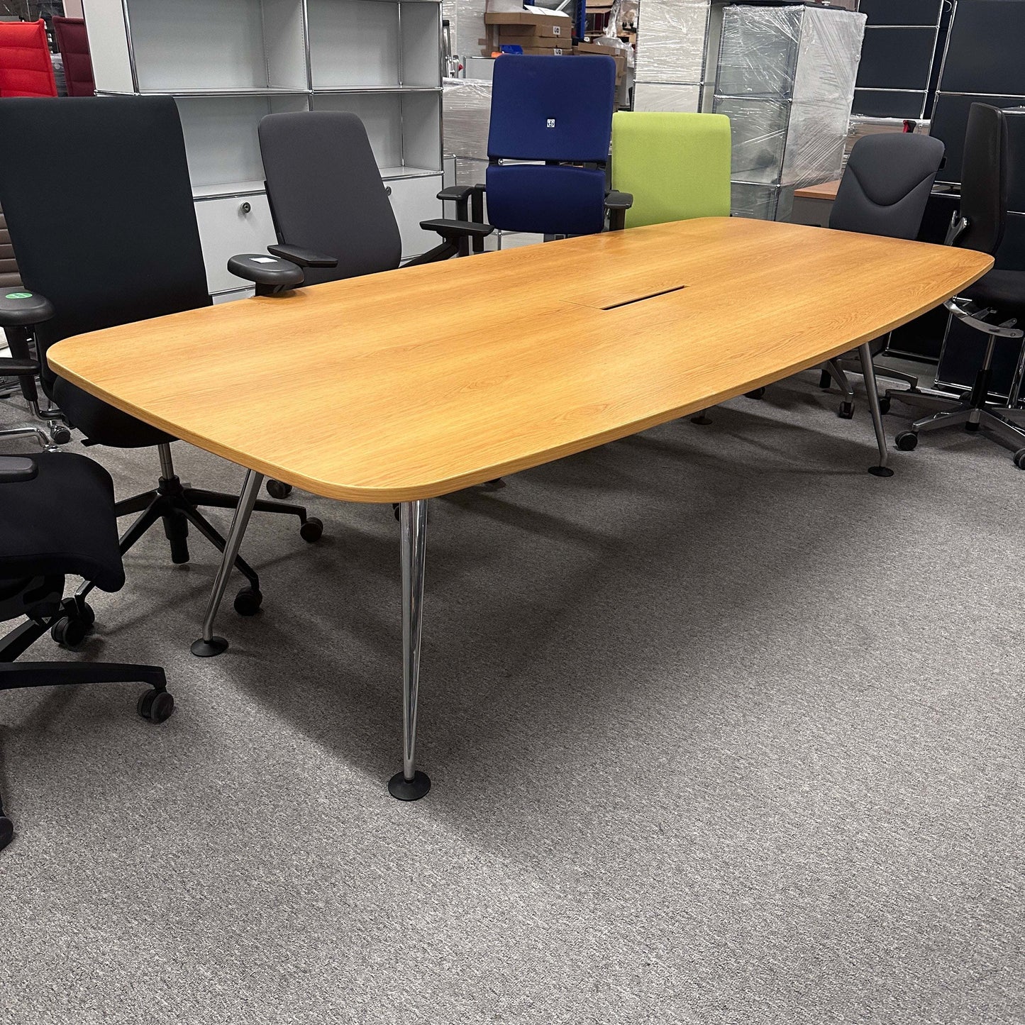 Vitra Medamorph Konferenztisch aus hellem Eichenholz 260x120 cm mit Softclose Klappe und integrierter Elektrifizierung in Büroumgebung