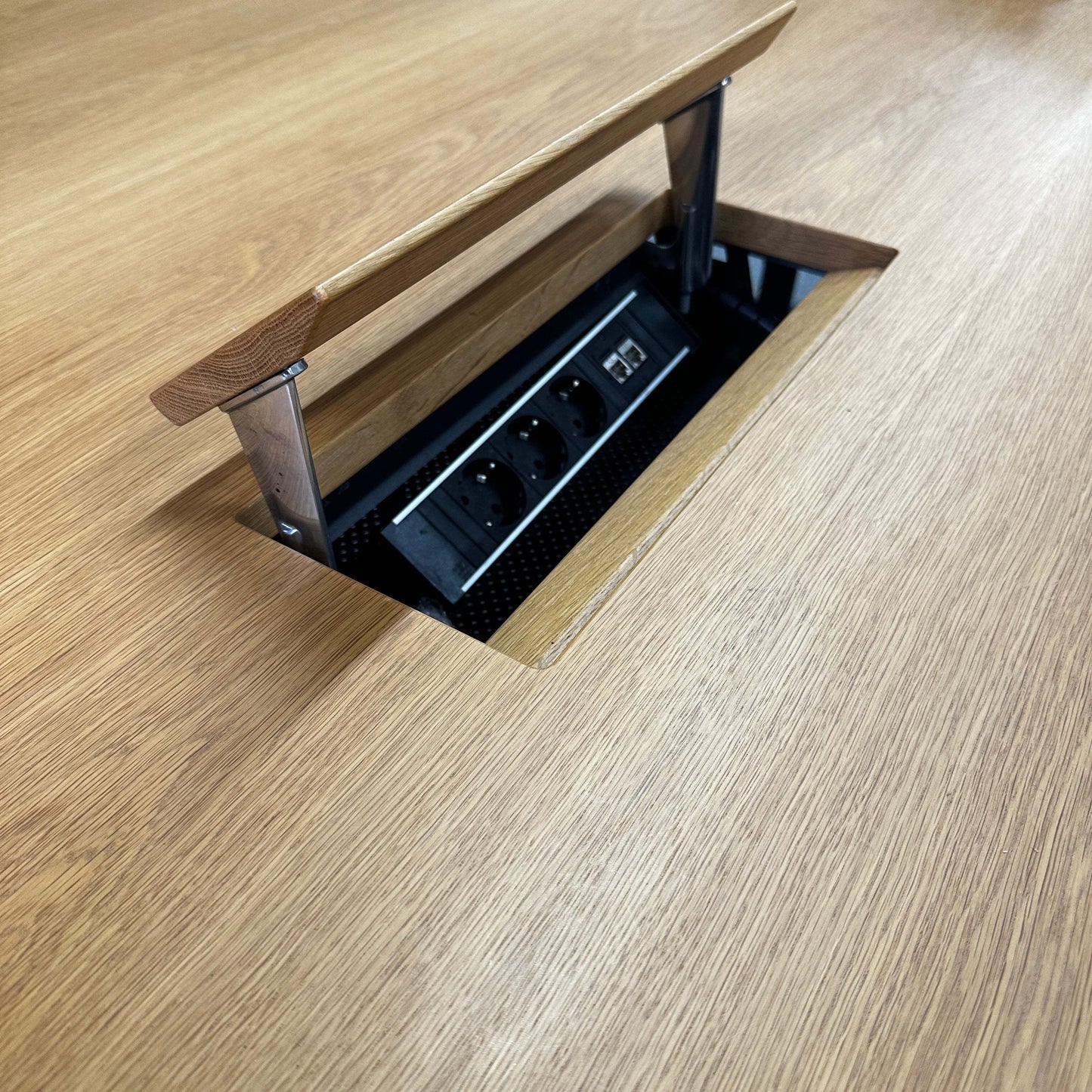 Vitra Medamorph Konferenztisch rund 160cm Nussbaum mit integrierter Kabelklappe und Elektrifizierung