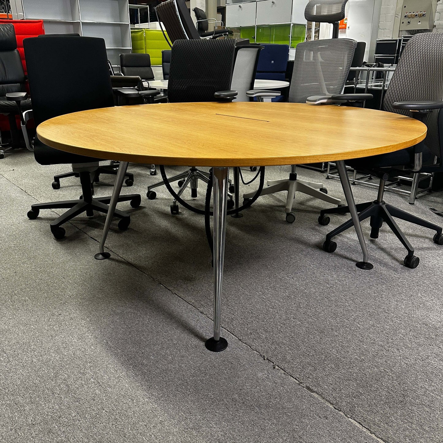 Vitra Medamorph Konferenztisch rund 160cm Nussbaum mit Kabelklappe und Metallbeinen