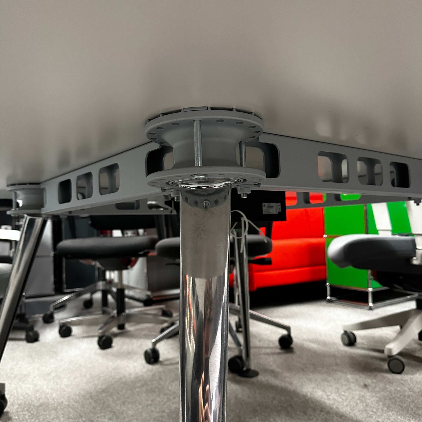 Vitra Medamorph rund Konferenztisch 160cm weiß mit Kabelklappe und Elektrifizierung, moderner Bürostuhl im Hintergrund