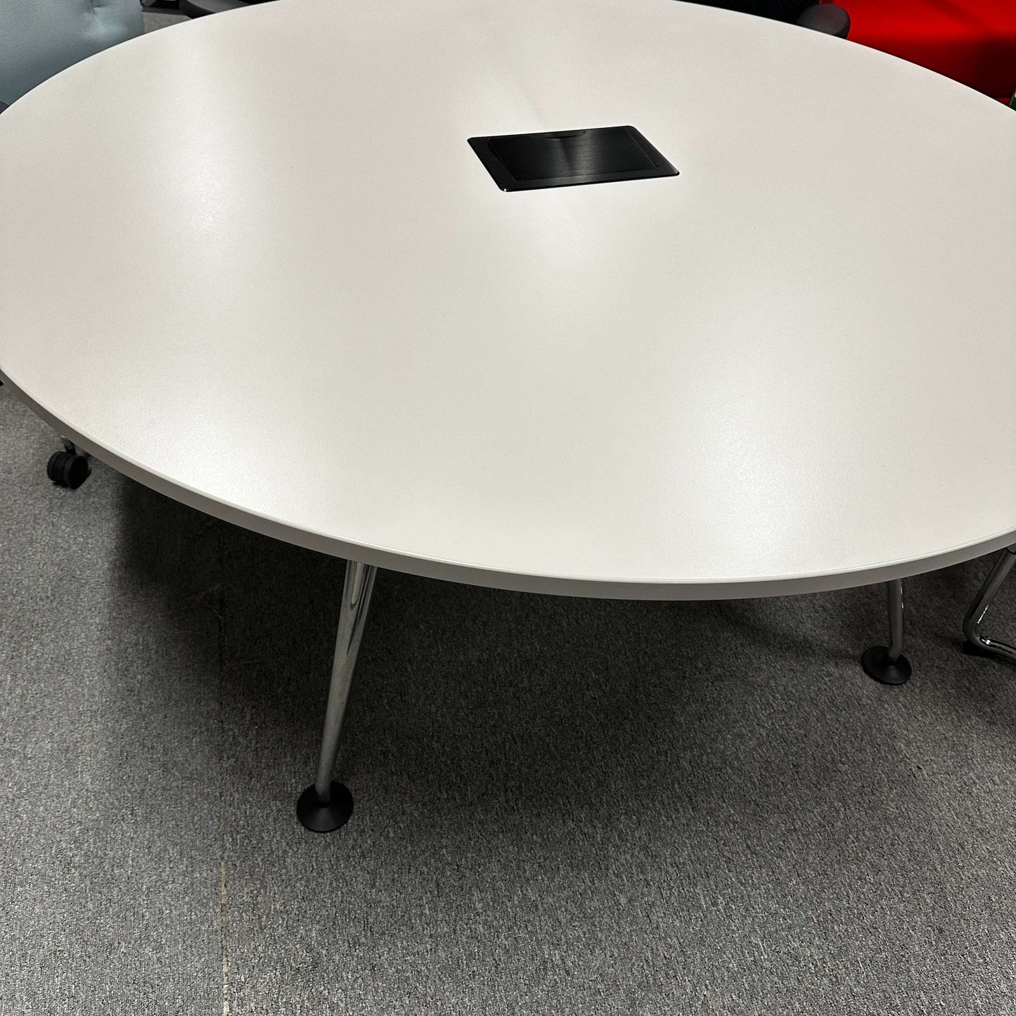 Vitra Medamorph rund Konferenztisch 160cm weiß mit Kabelklappe und Metallbeinen