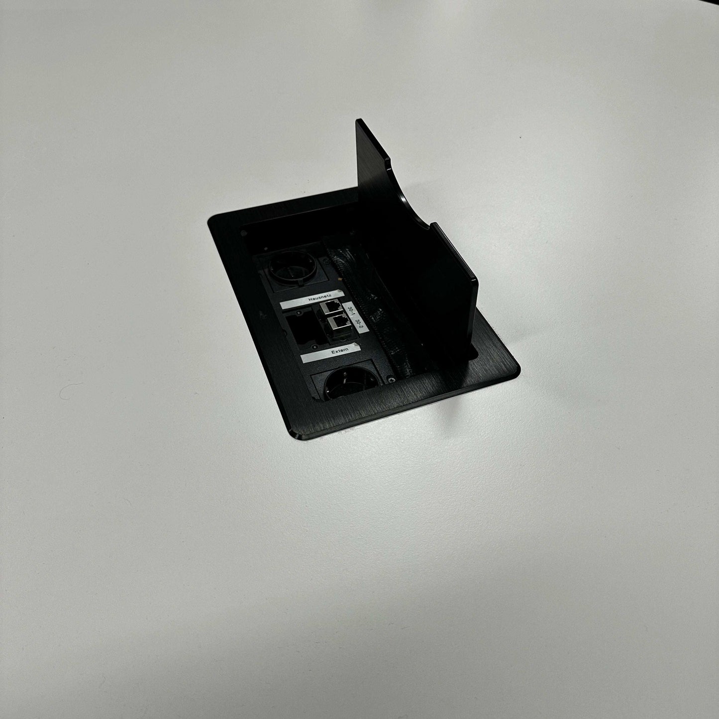 Vitra Medamorph rund Konferenztisch 160 cm weiß mit integrierter Kabelklappe und Elektrifizierung