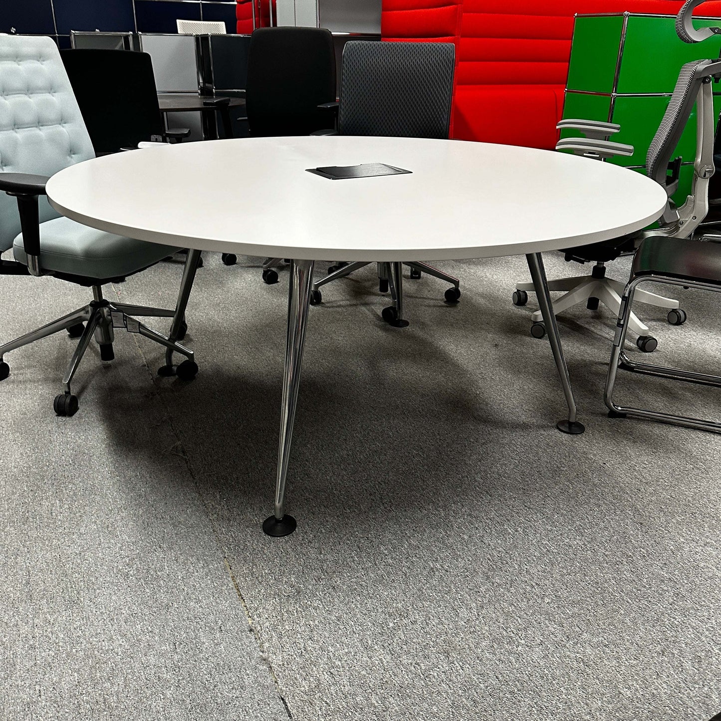 Vitra Medamorph rund 160cm weißer runder Konferenztisch mit Kabelklappe und Metallbeinen