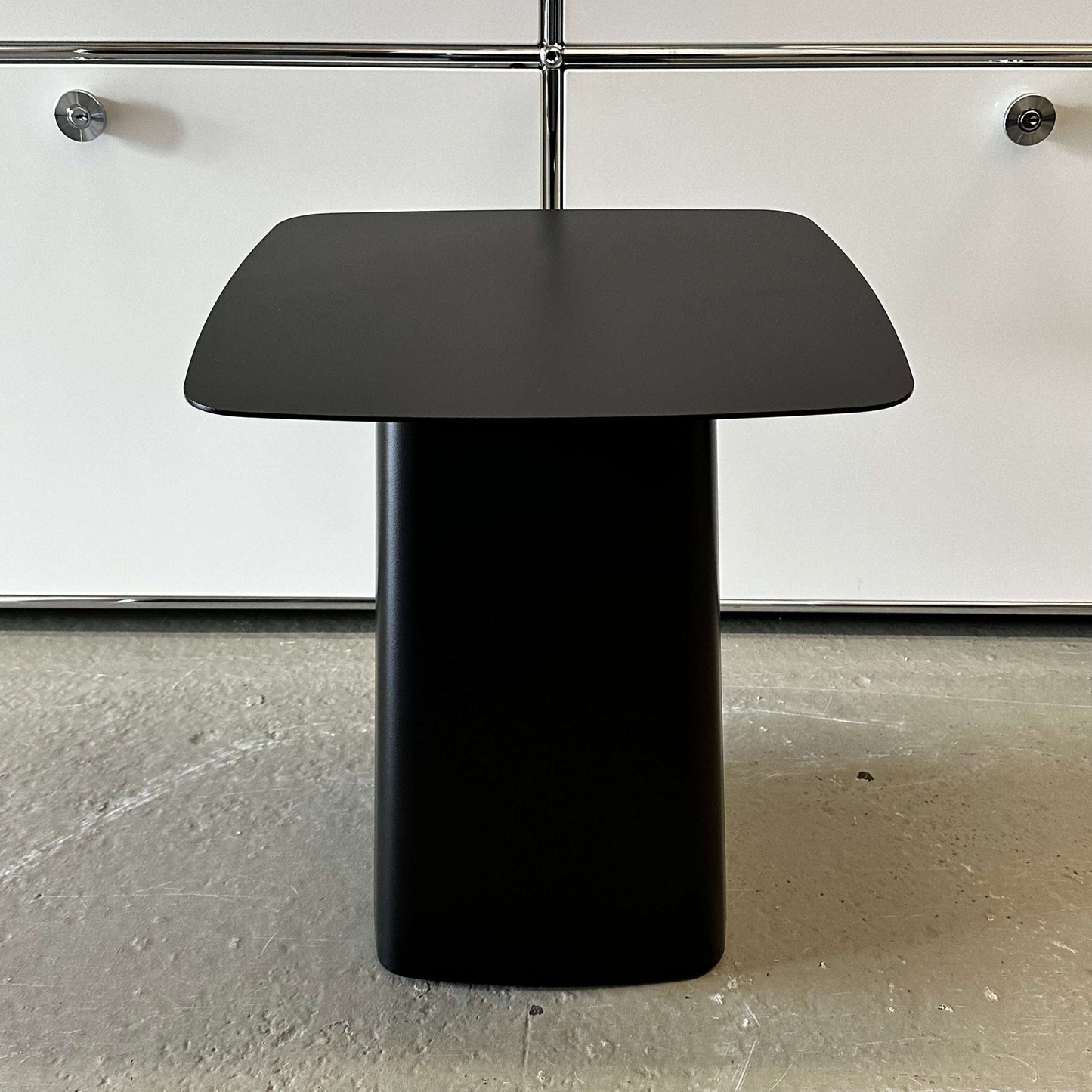 Vitra Metal Side Table Größe M in matte black metal with a sleek, modern design for indoor and outdoor use