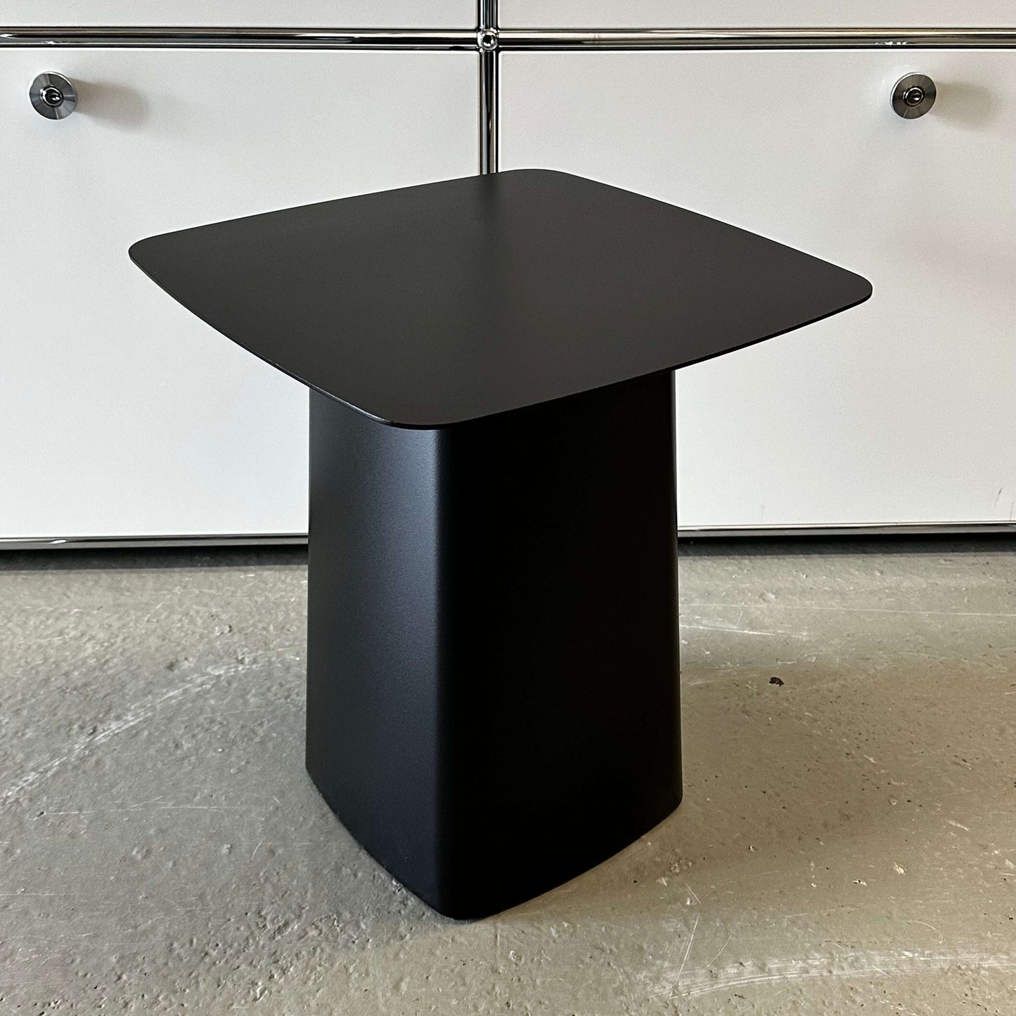 Vitra Metal Side Table Größe M matte black metal side table with modern minimalist design suitable for indoor and outdoor use