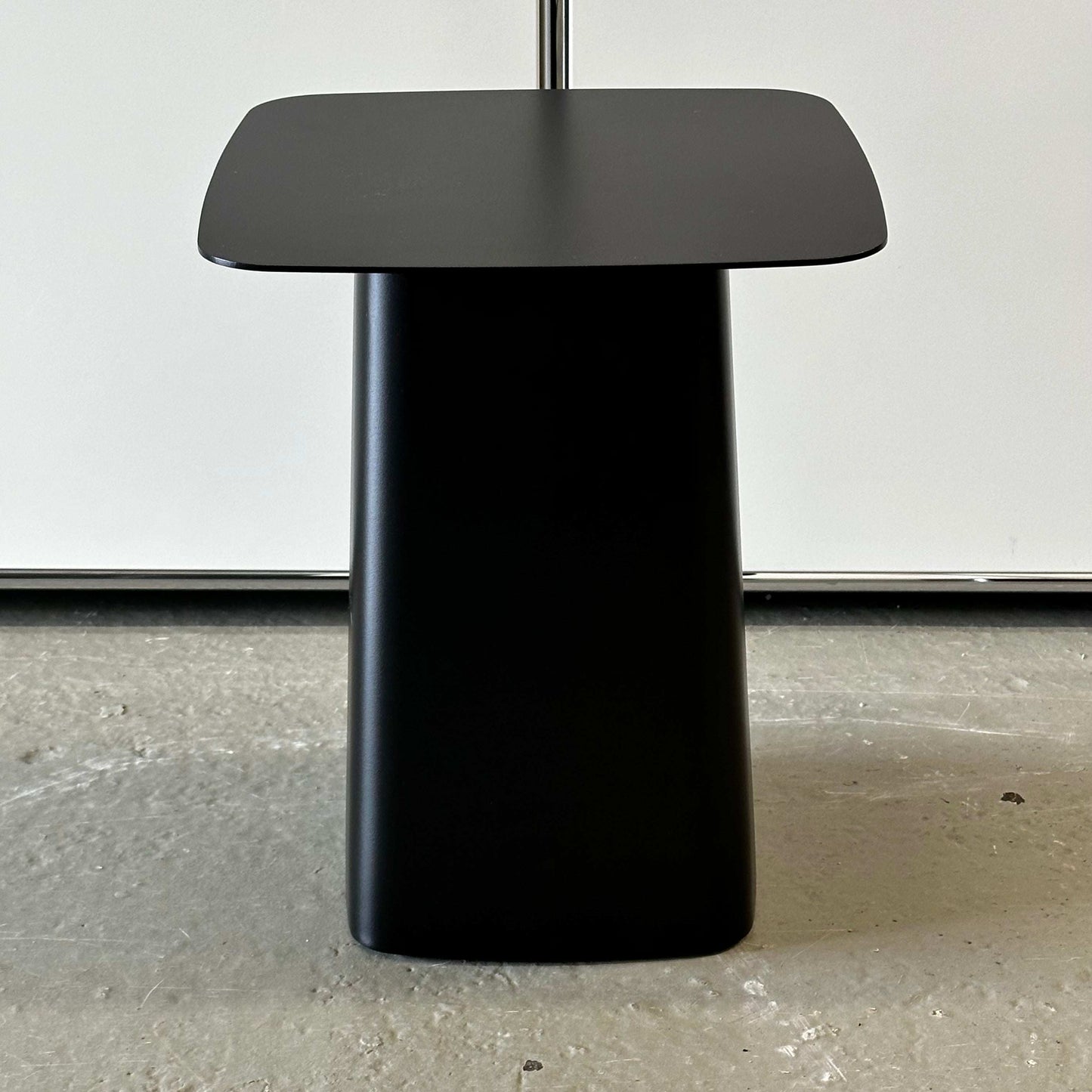 Black Vitra Metal Side Table Größe S made of metal with a matte finish, suitable for indoor and outdoor use