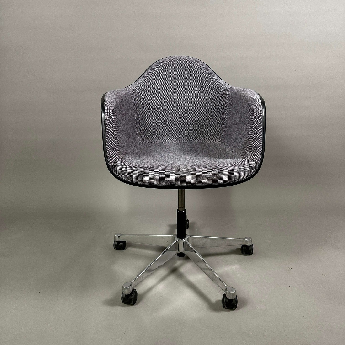 Vitra PACC Plastic Arm Chair grau mit Hopsak Stoffbezug und weißer Sitzschale auf Rollen