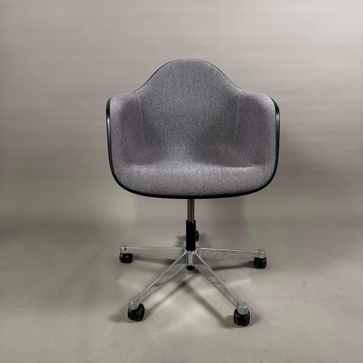 Vitra PACC Plastic Arm Chair grau mit Hopsak Stoffbezug und weißer Sitzschale auf Rollen