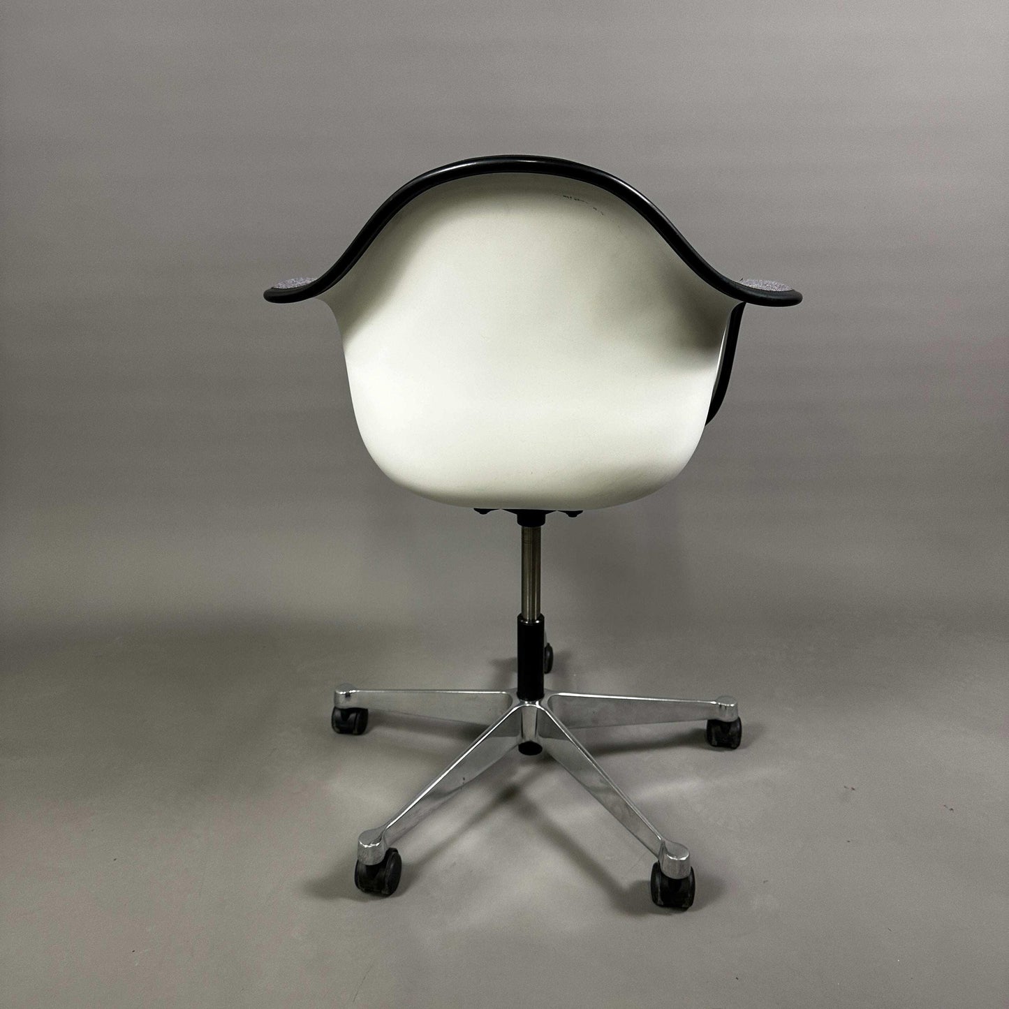 Vitra PACC Plastic Arm Chair mit weißer Sitzschale, grauem Hopsak Stoffbezug und schwarzem Rahmen auf Rollen