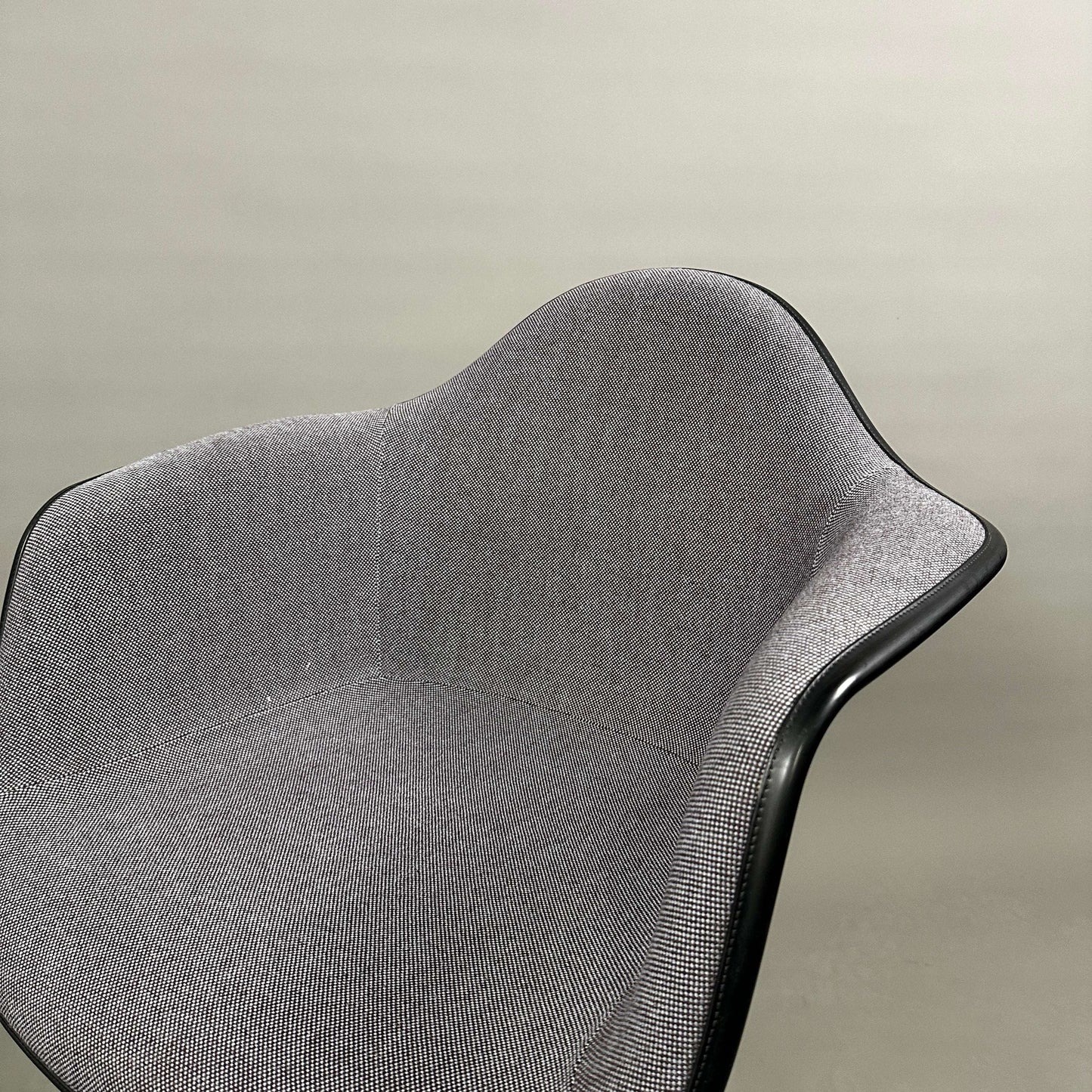 Vitra PACC Plastic Arm Chair mit grauem Hopsak Stoffbezug und weißer Sitzschale