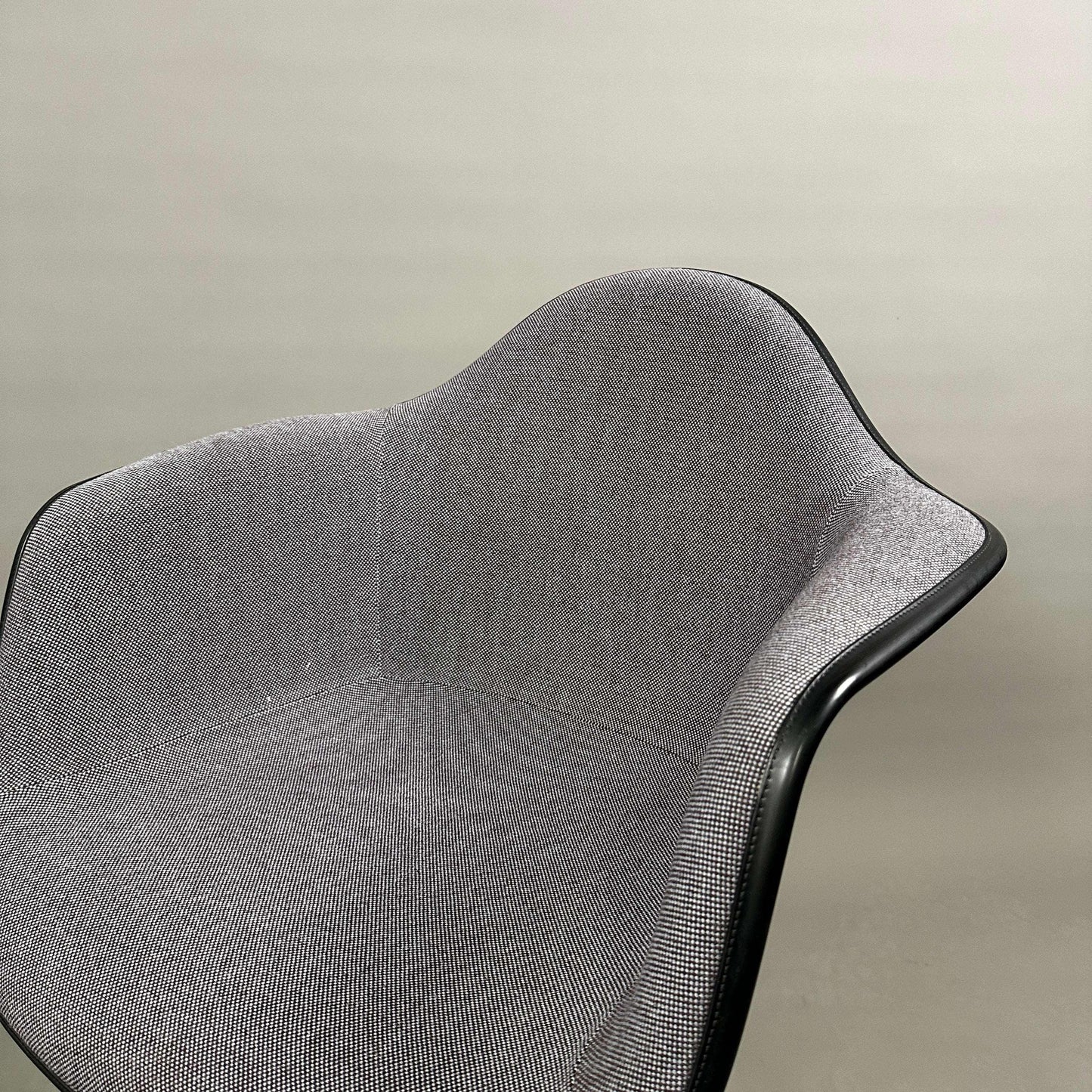 Vitra PACC Plastic Arm Chair mit grauem Hopsak Stoffbezug und weißer Sitzschale