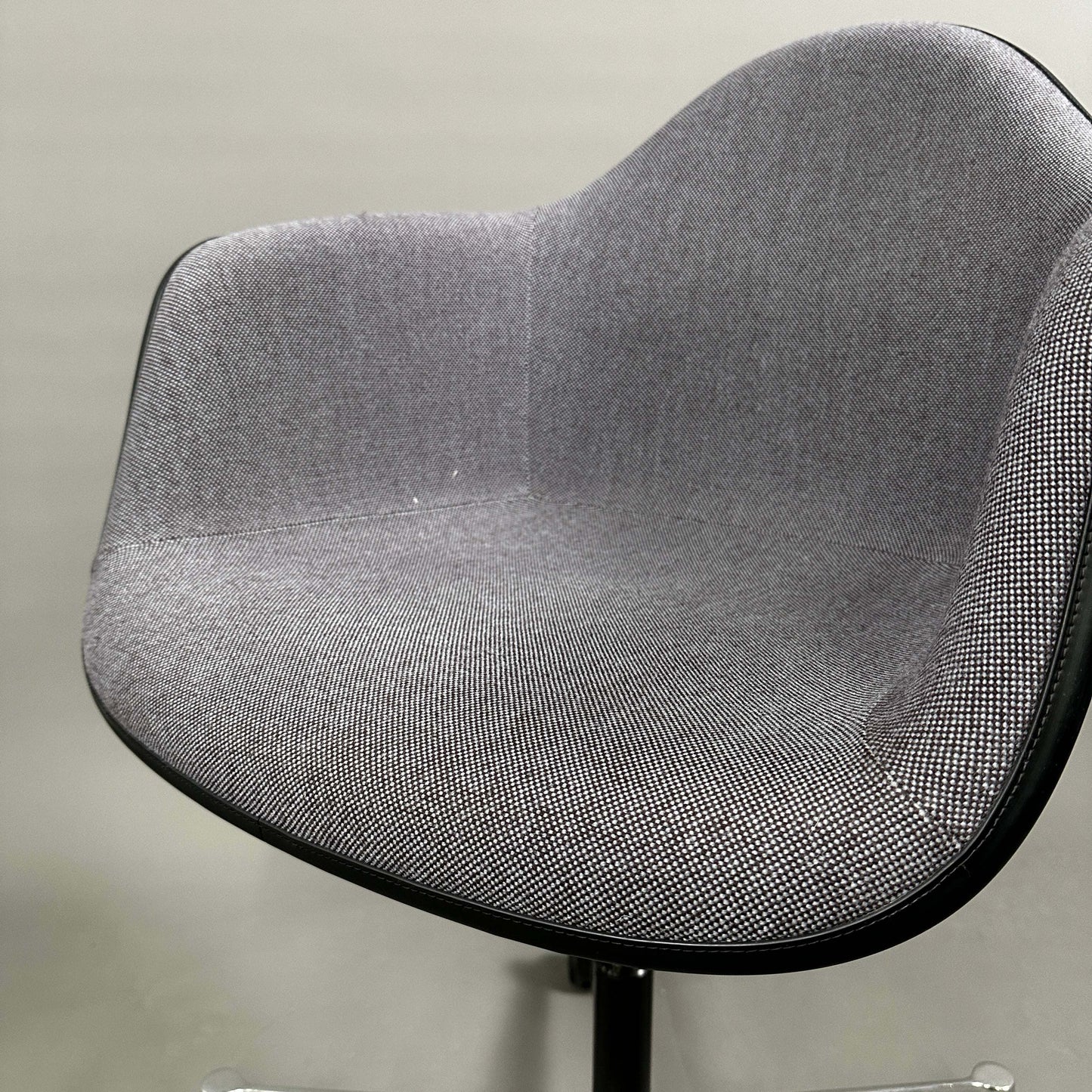 Vitra PACC Plastic Arm Chair mit grauem Hopsak-Stoffbezug und weißer Sitzschale