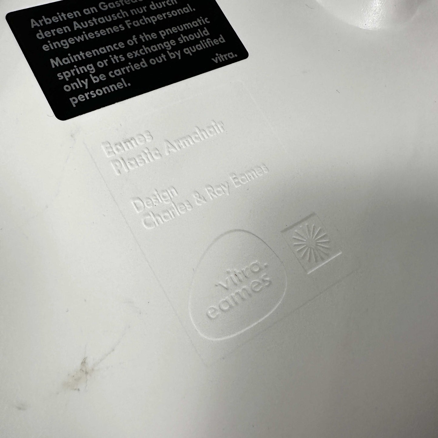 Vitra PACC Plastic Arm Chair grauer Hopsak Stoffbezug weiße Sitzschale Designerstempel Eames