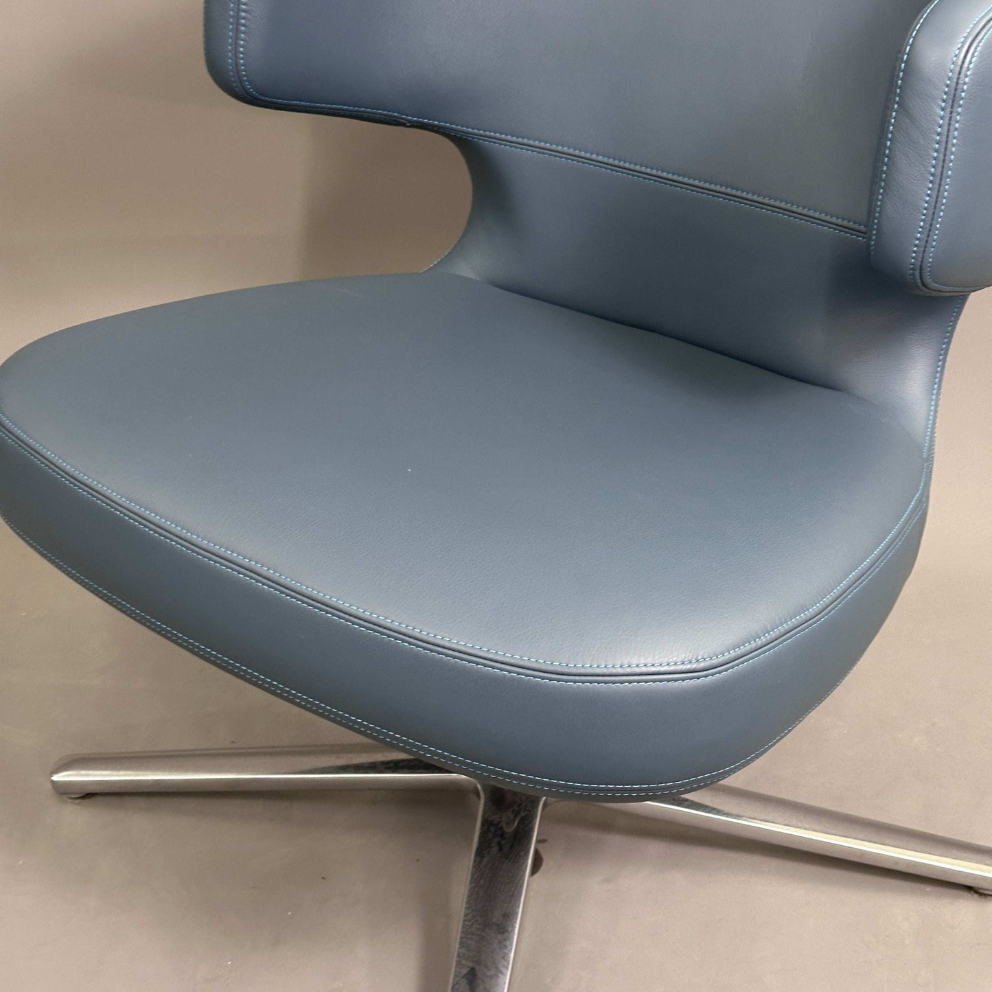 Vitra Petit Repos Lounge-Sessel aus blauem Premiumleder mit verchromtem 4-Fuß Stahlgestell