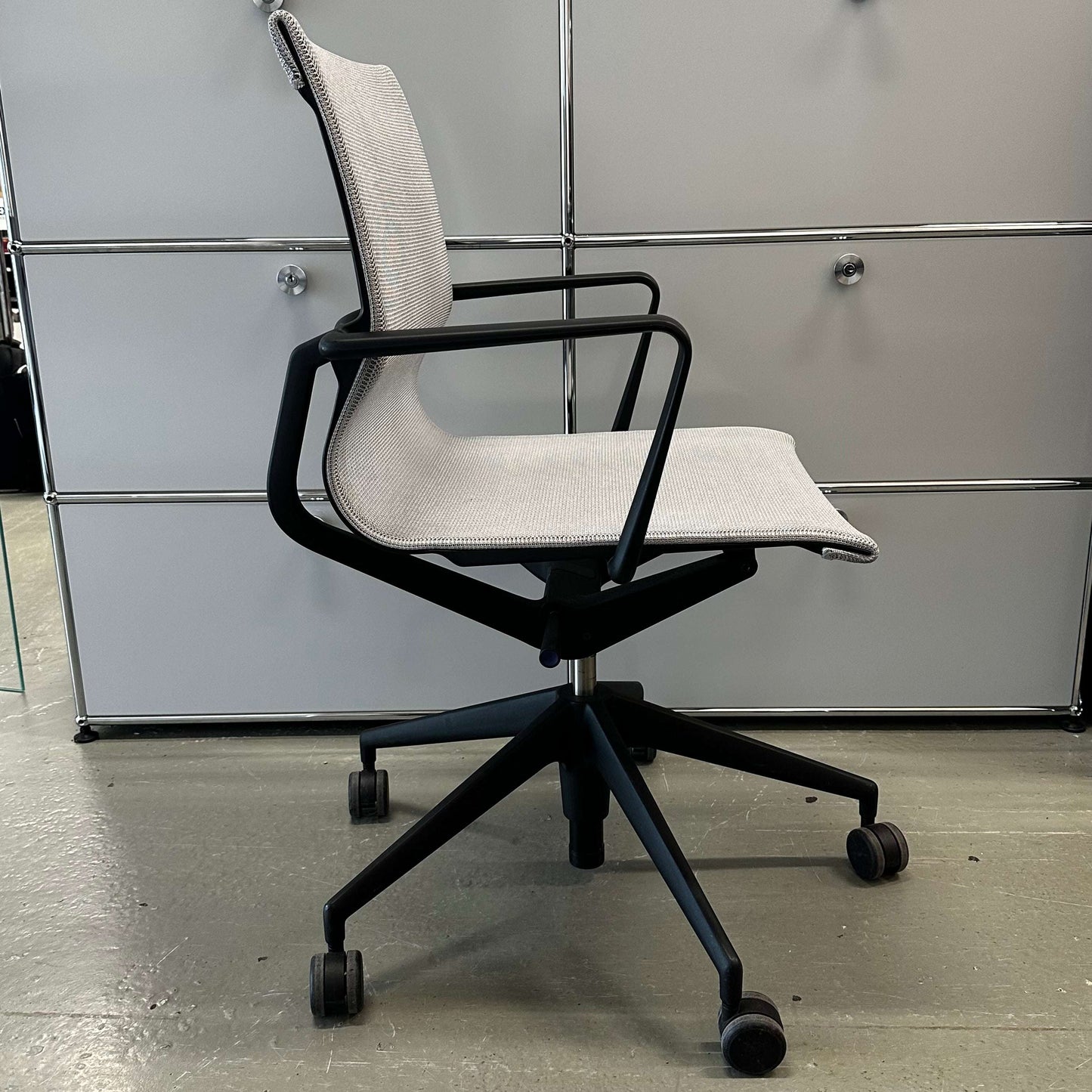 Vitra Physix Bürostuhl in silbergrau mit schwarzem Gestell und Rollen