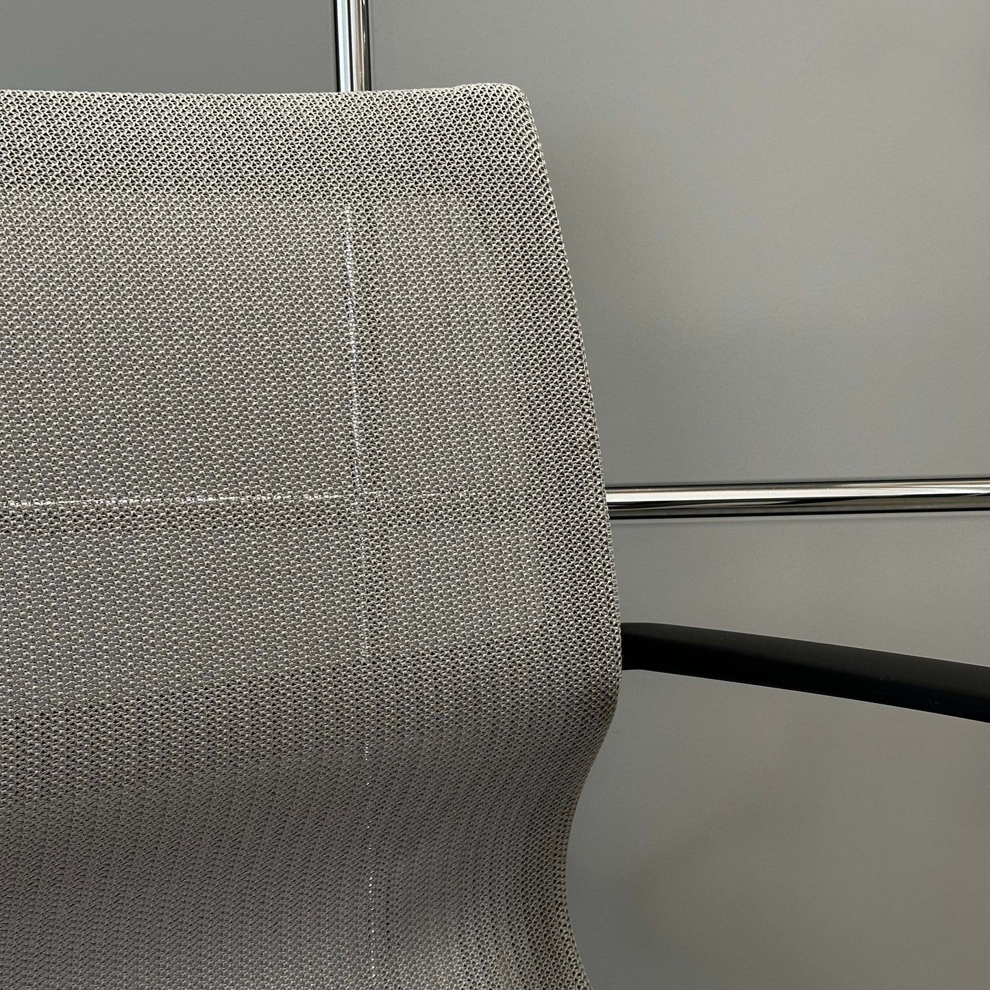 Vitra Physix Bürostuhl in silbergrau mit atmungsaktivem Netzrücken und ergonomischem Design