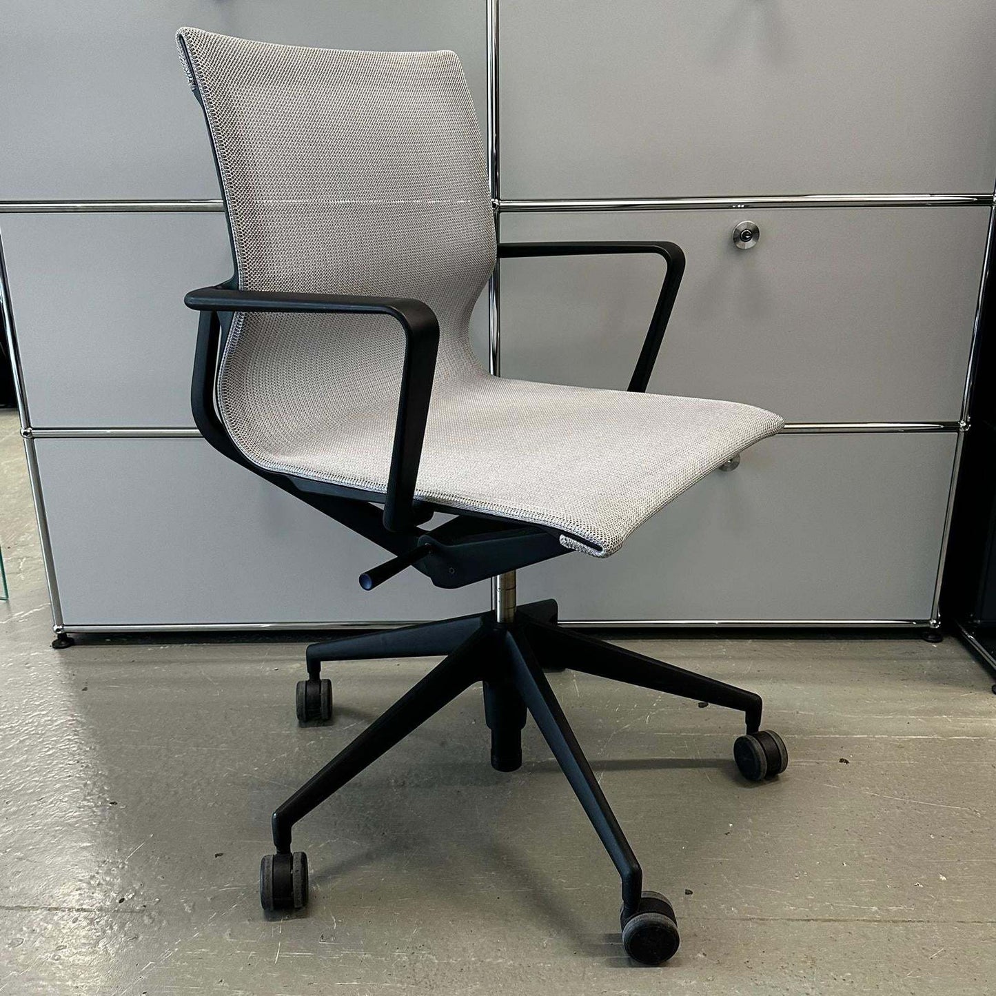 Vitra Physix Bürostuhl silbergrau mit Netzrücken und schwarzem Gestell auf Rollen