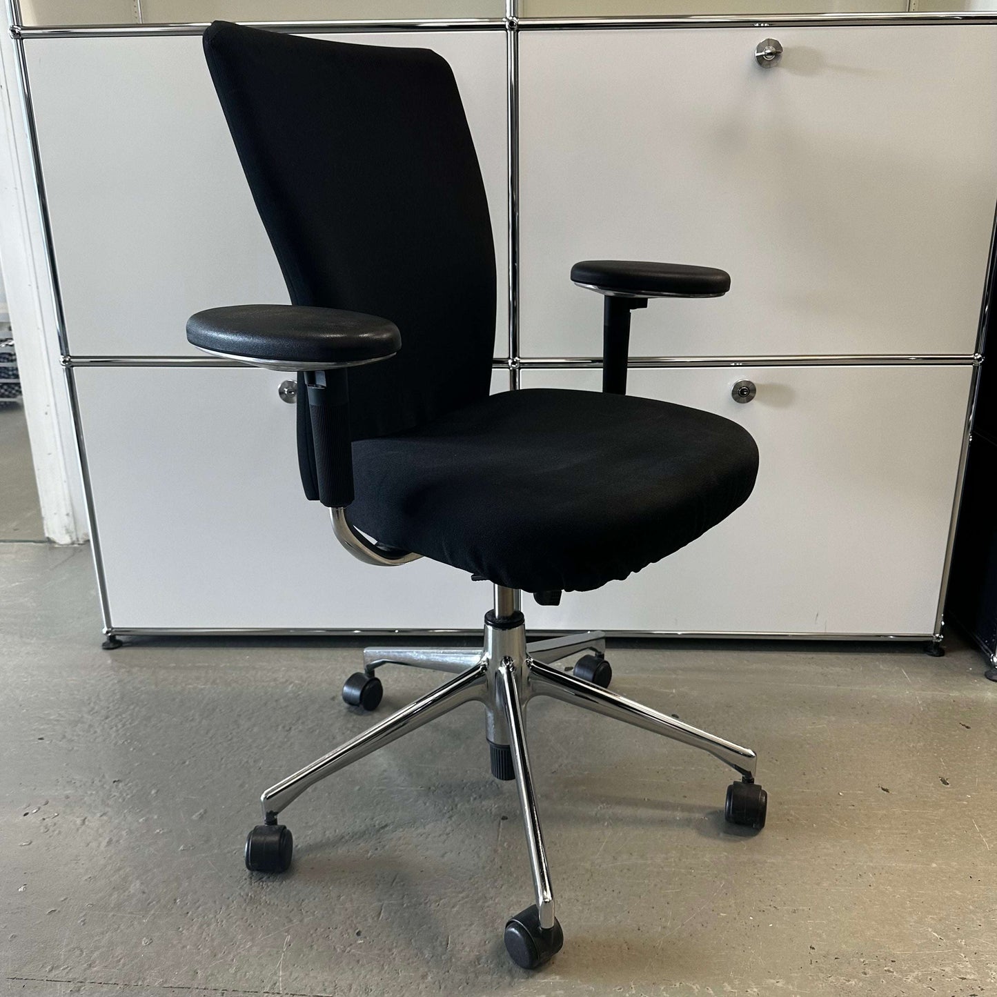 Vitra T-Chair Schwarz modern ergonomic black office chair with armrests and chrome base on wheels