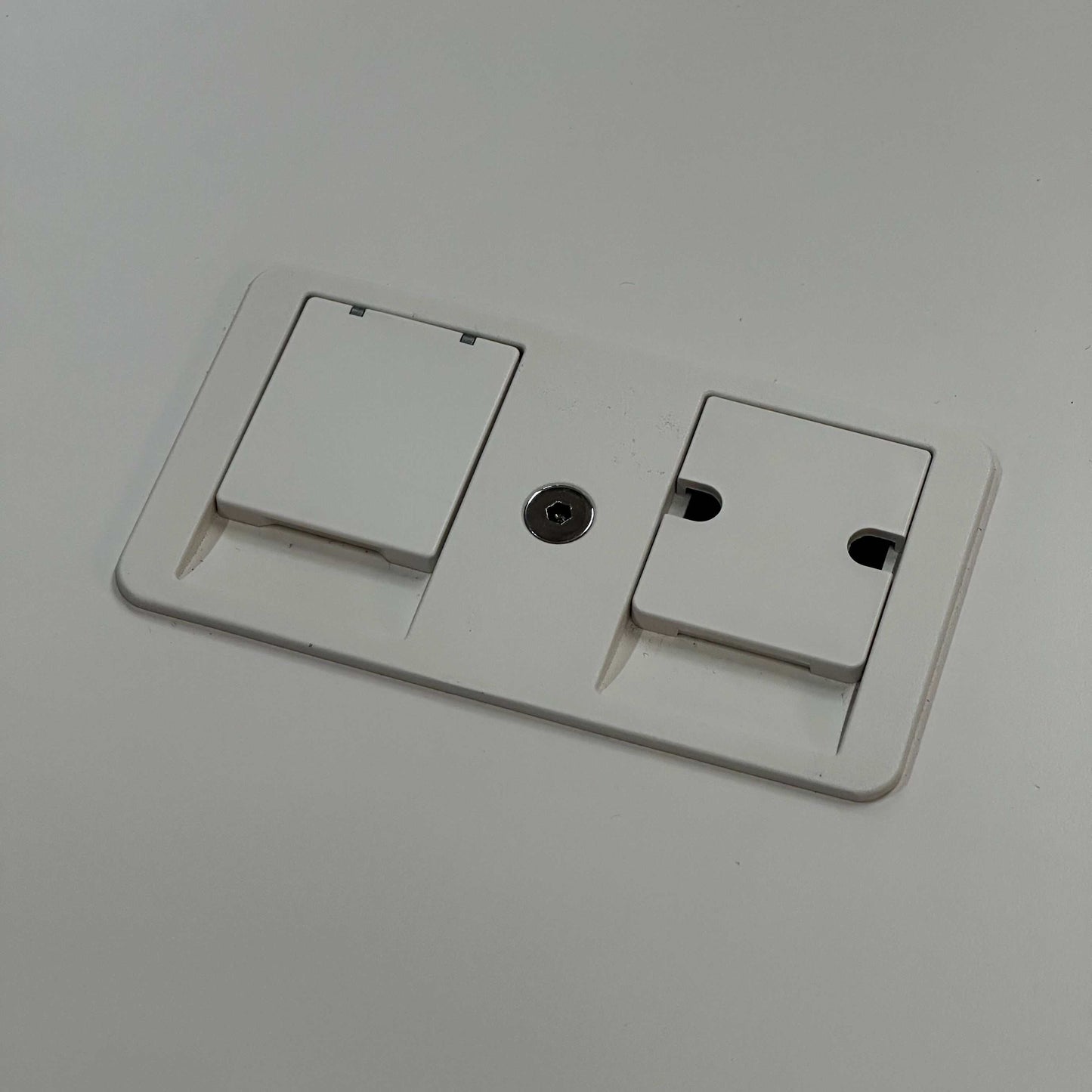 Close-up of soft light color cable outlet and power socket on Vitra Tyde Konferenztisch 200x100cm conference table surface