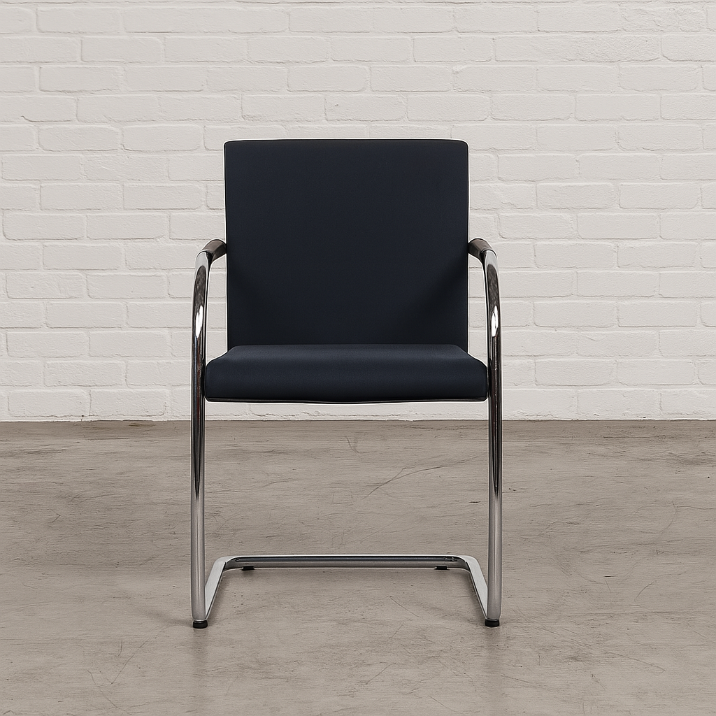 Vitra Visasoft Stuhl mit schwarzem Stoffbezug und Chromgestell, minimalistisches Design.