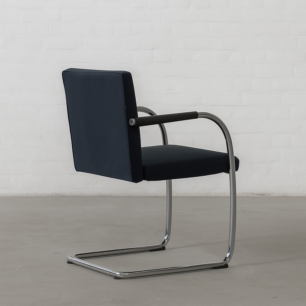 Vitra Visasoft Stuhl mit schwarzem Stoffbezug und Chromgestell seitliche Ansicht vor weißer Wand
