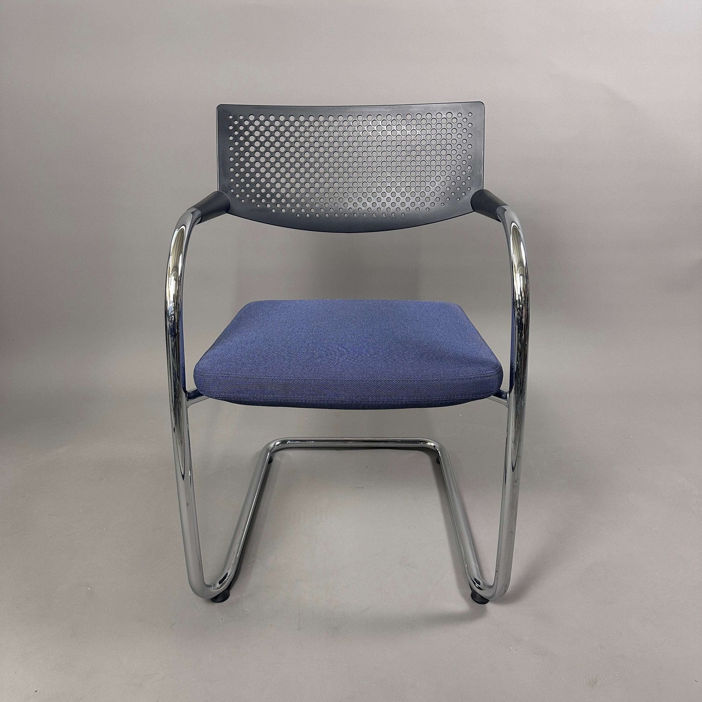 Vitra Visavis 2 Stuhl mit blauem Polstersitz, schwarzer Kunststoffrückenlehne und chromgestell, stapelbar
